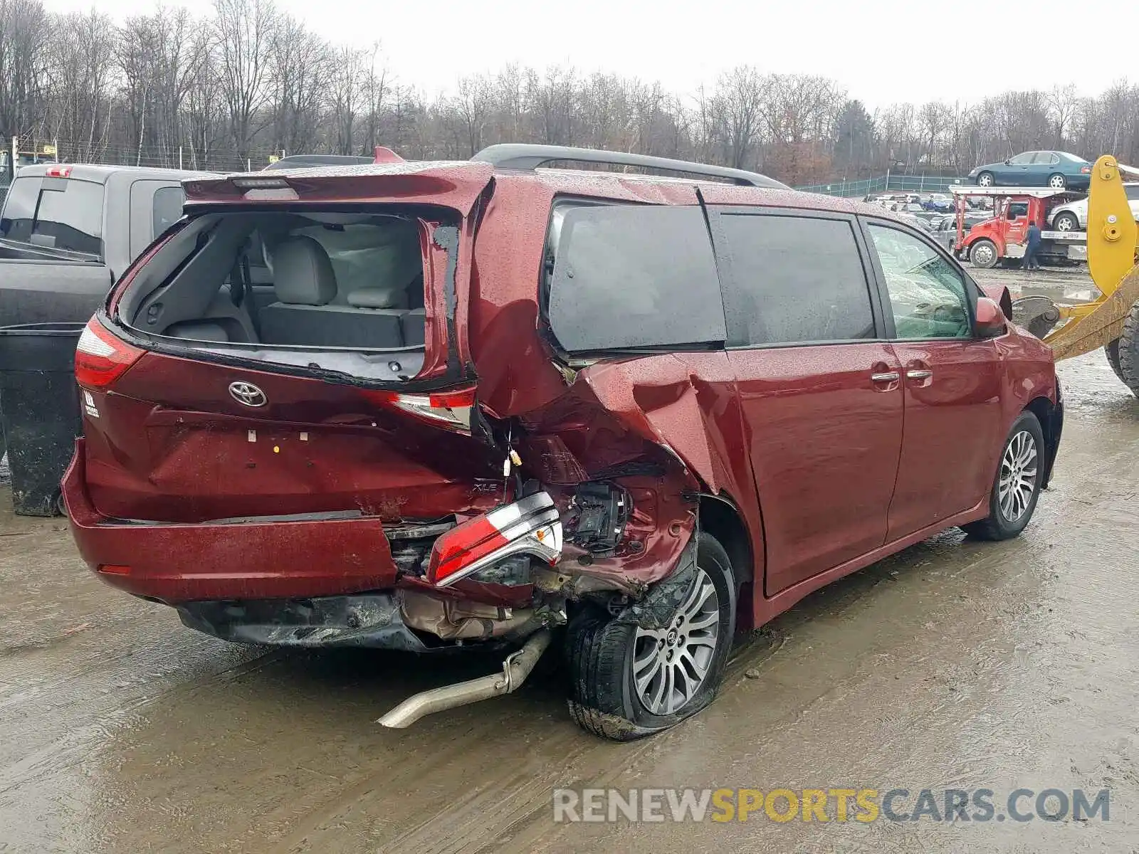 4 Photograph of a damaged car 5TDYZ3DC8KS998624 TOYOTA SIENNA 2019