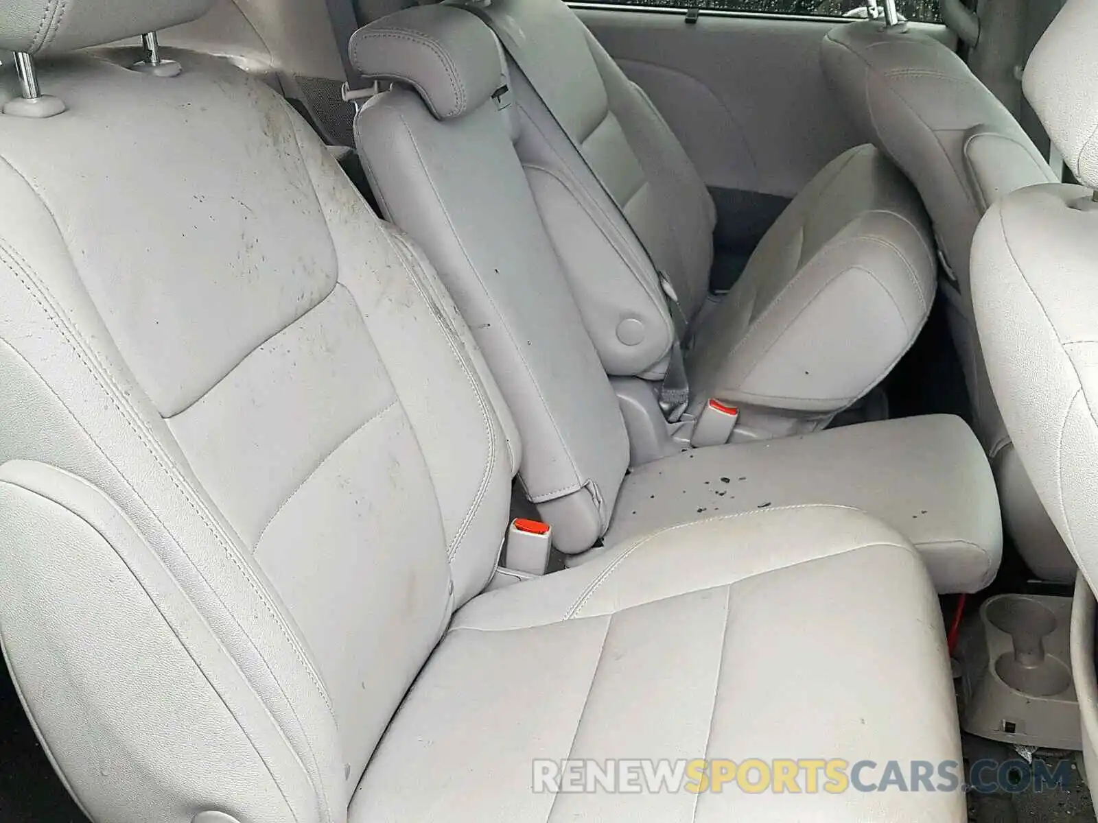 6 Photograph of a damaged car 5TDYZ3DC8KS999773 TOYOTA SIENNA 2019