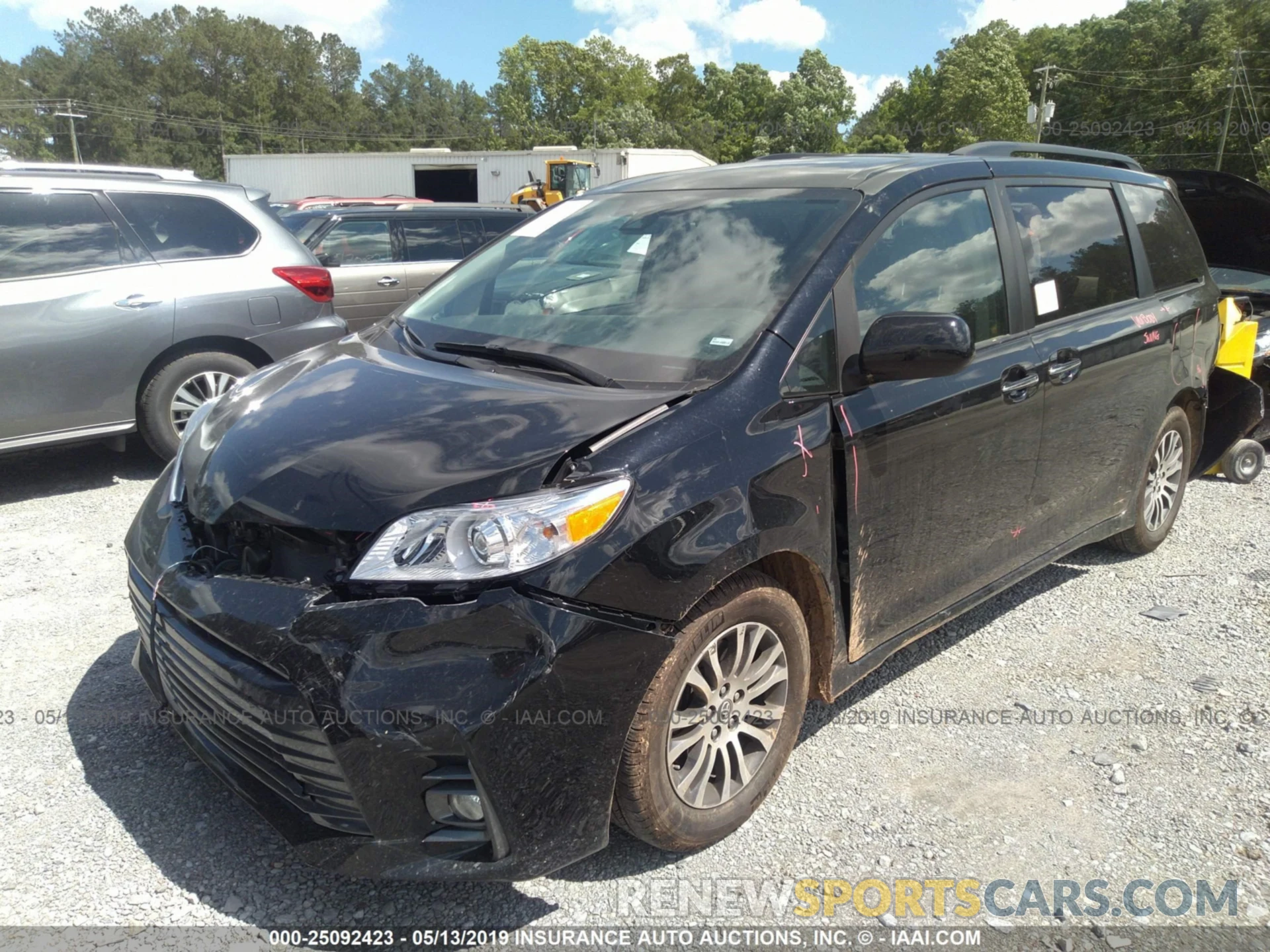 2 Photograph of a damaged car 5TDYZ3DC9KS003168 TOYOTA SIENNA 2019