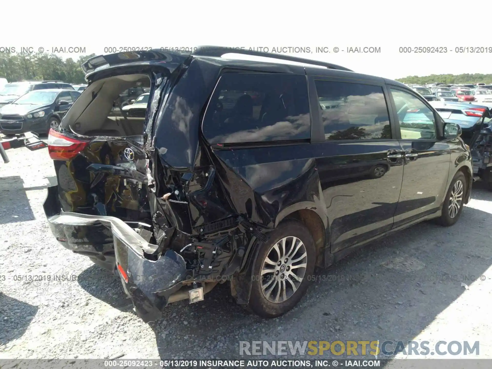 4 Photograph of a damaged car 5TDYZ3DC9KS003168 TOYOTA SIENNA 2019