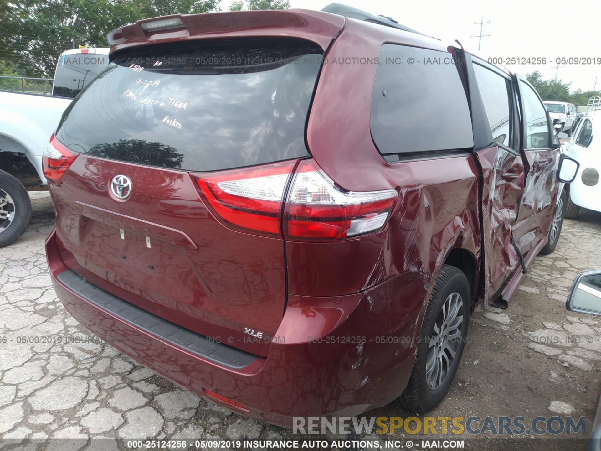 4 Photograph of a damaged car 5TDYZ3DC9KS004076 TOYOTA SIENNA 2019