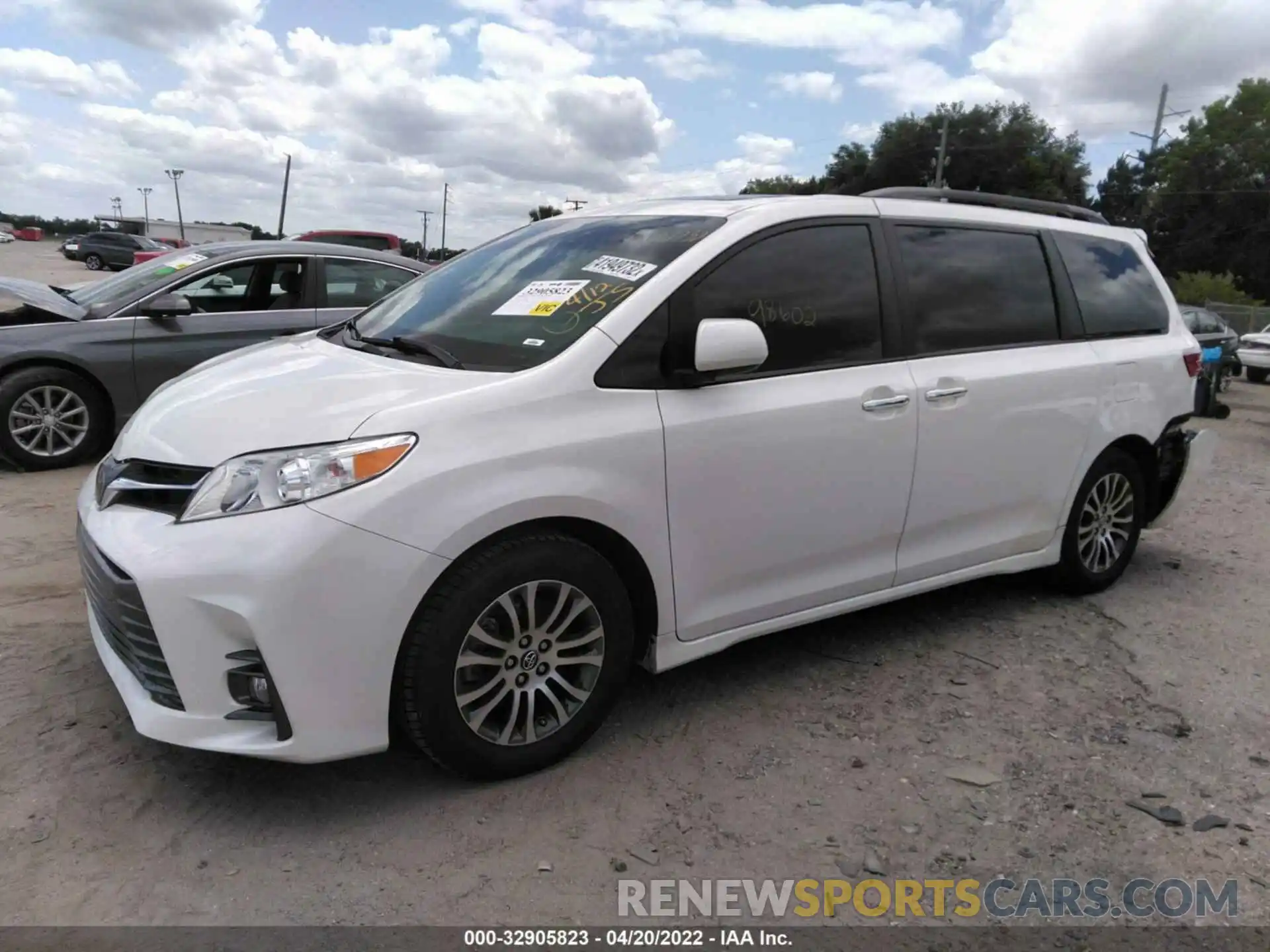 2 Photograph of a damaged car 5TDYZ3DC9KS005504 TOYOTA SIENNA 2019