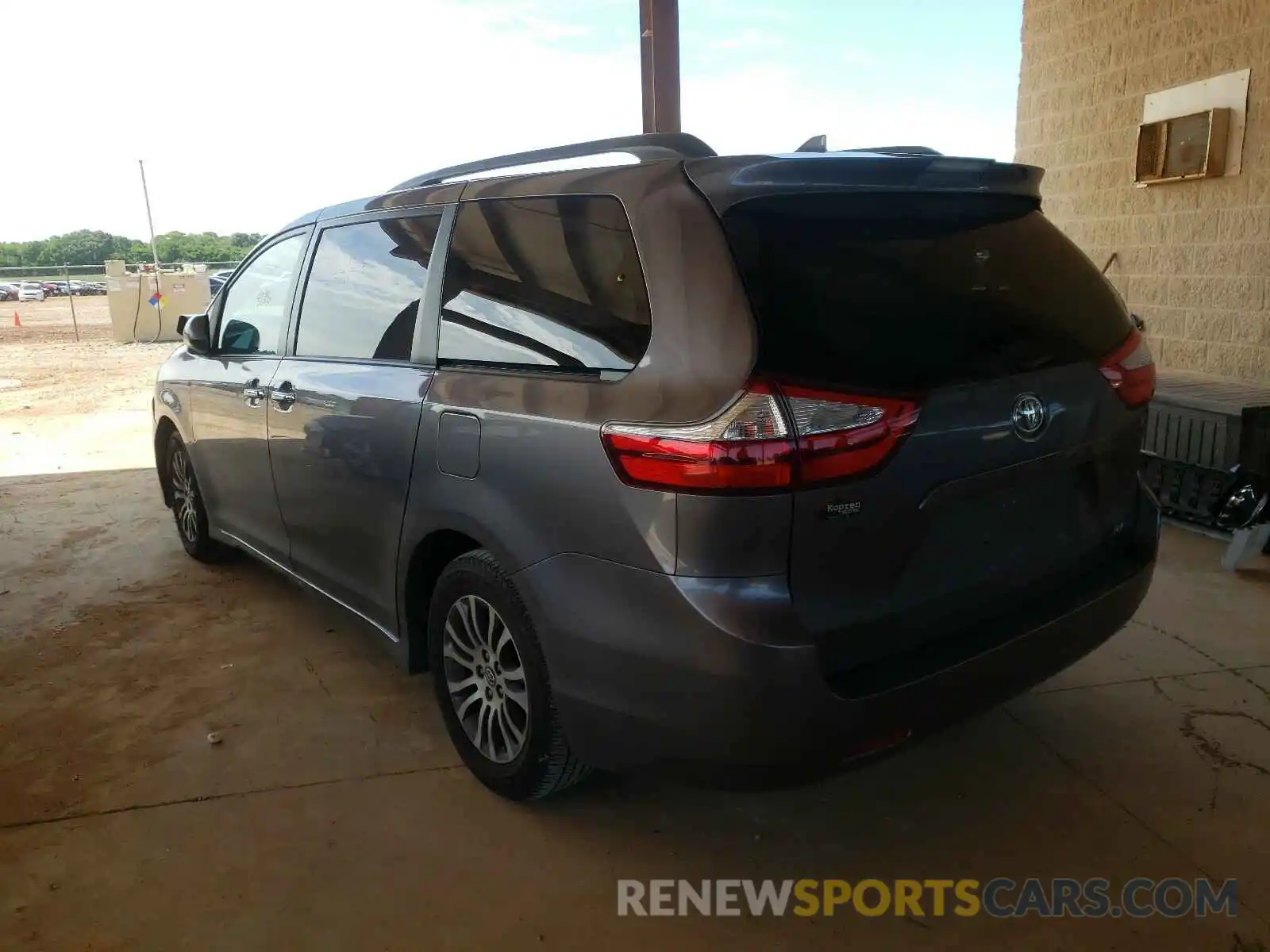 3 Photograph of a damaged car 5TDYZ3DC9KS009682 TOYOTA SIENNA 2019