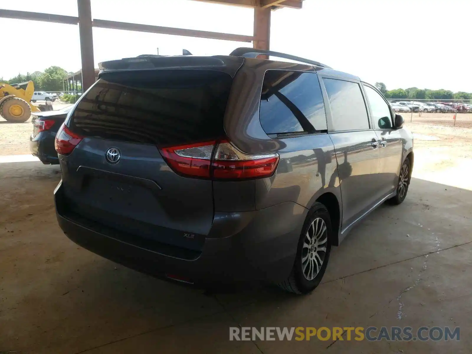 4 Photograph of a damaged car 5TDYZ3DC9KS009682 TOYOTA SIENNA 2019