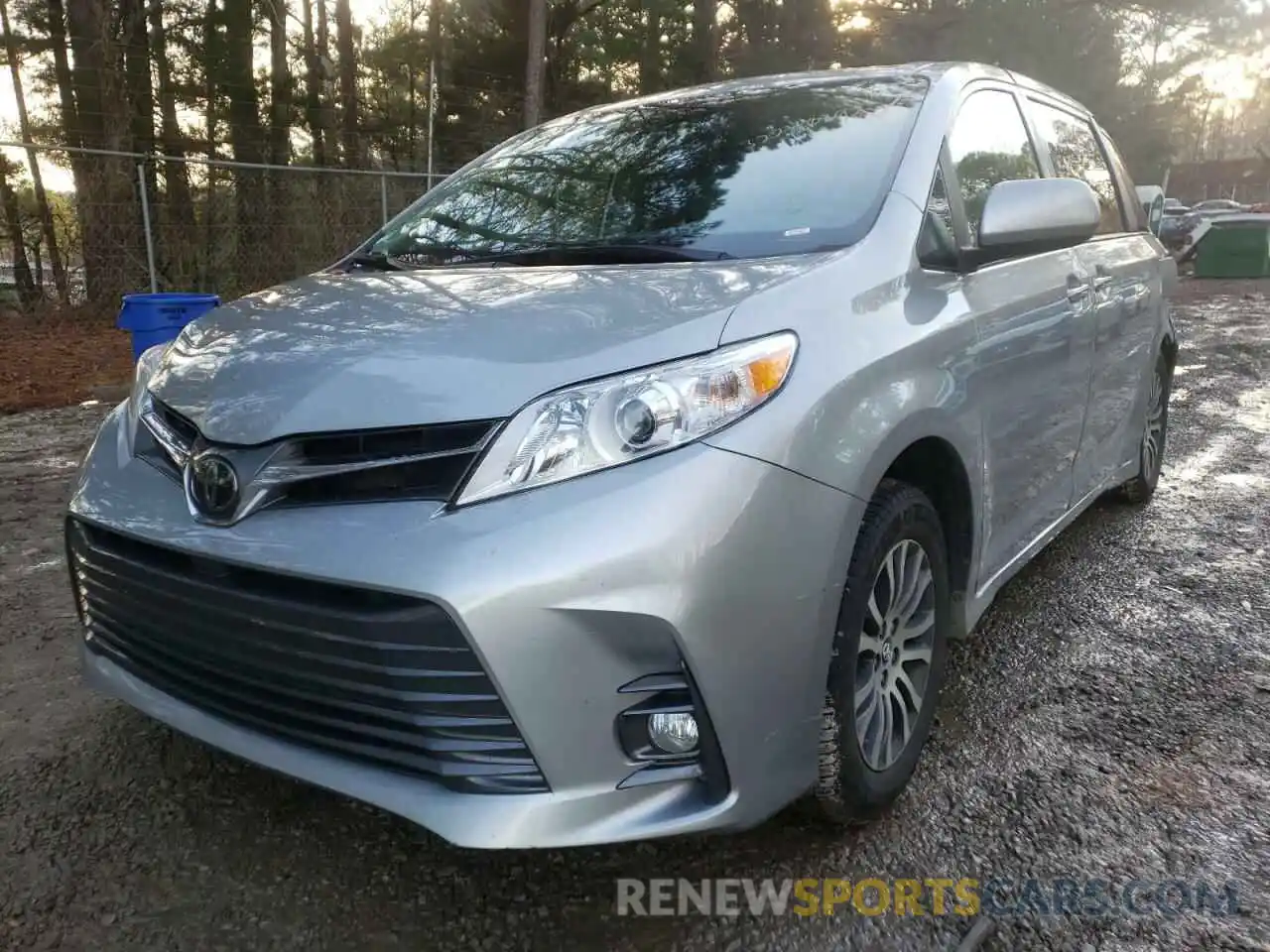 2 Photograph of a damaged car 5TDYZ3DC9KS017488 TOYOTA SIENNA 2019