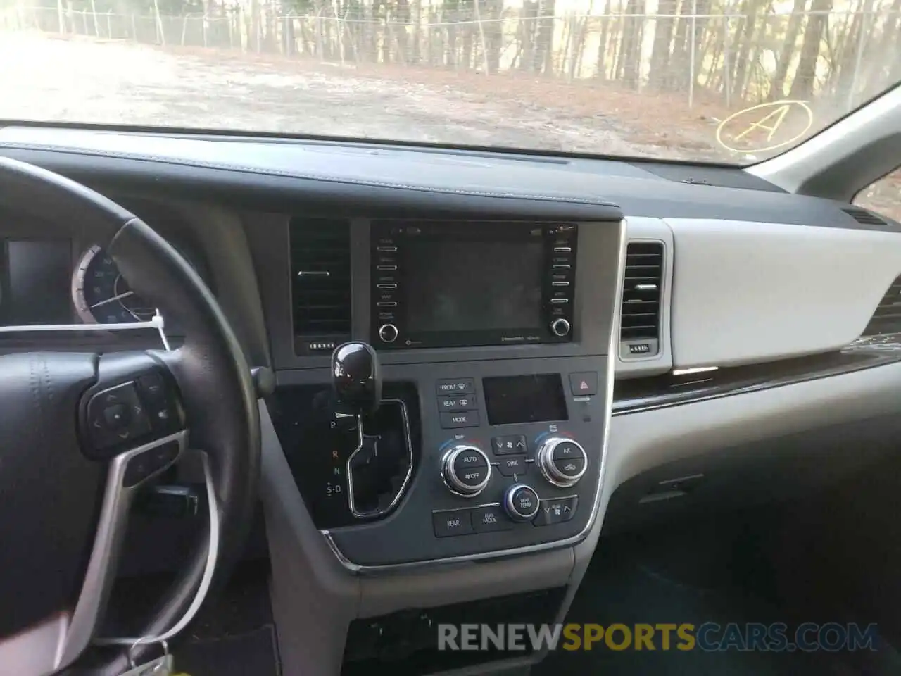 9 Photograph of a damaged car 5TDYZ3DC9KS017488 TOYOTA SIENNA 2019