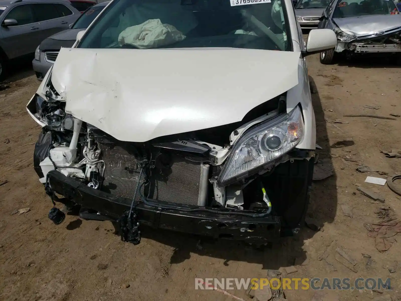 9 Photograph of a damaged car 5TDYZ3DC9KS017961 TOYOTA SIENNA 2019