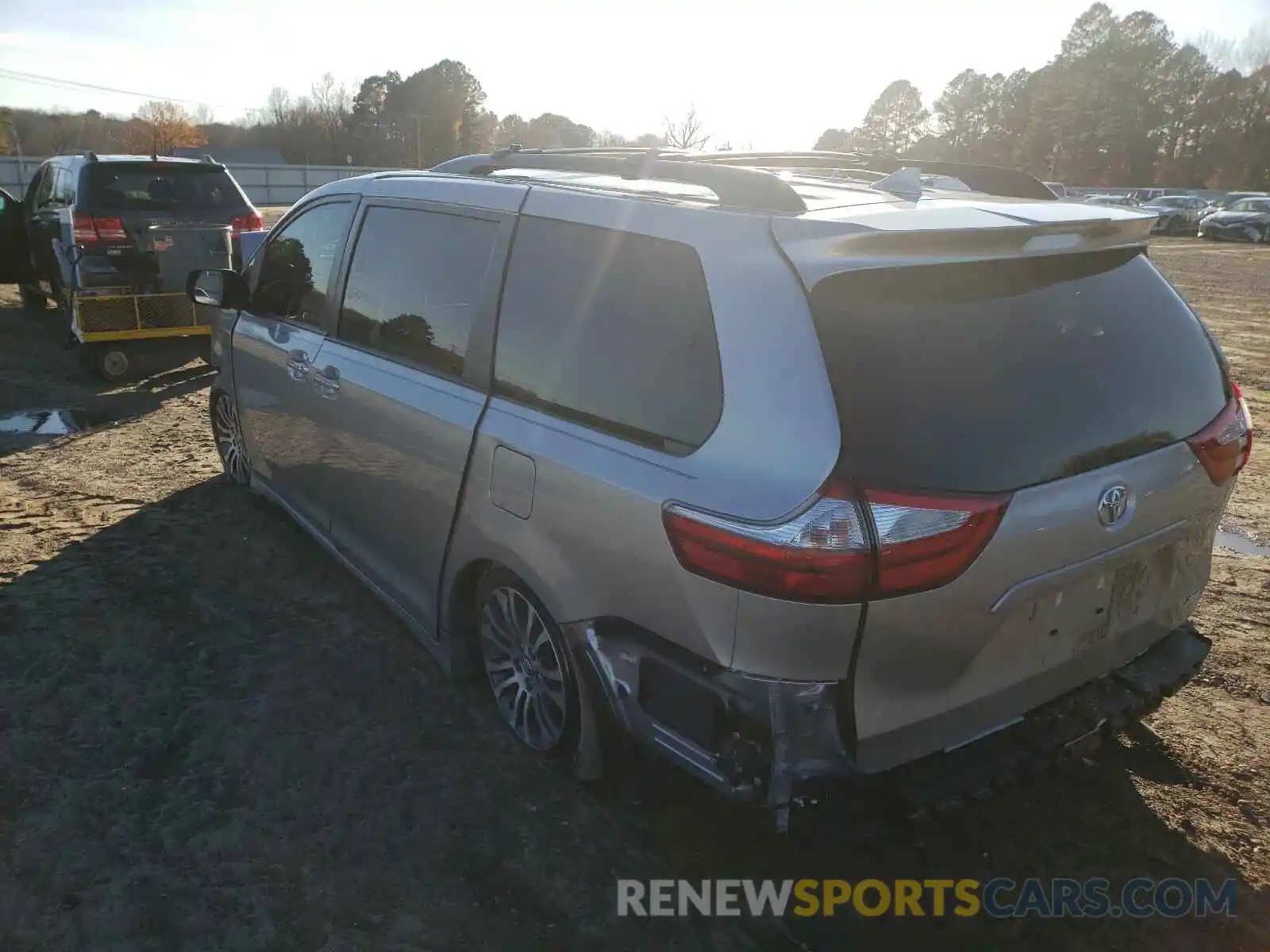 3 Photograph of a damaged car 5TDYZ3DC9KS968905 TOYOTA SIENNA 2019