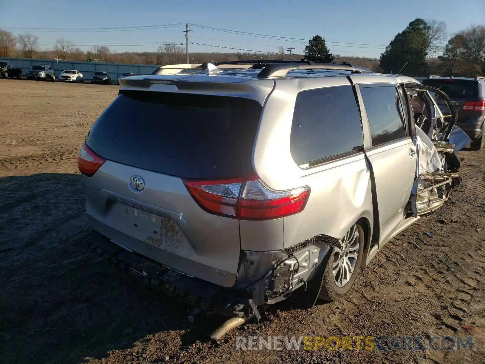 4 Photograph of a damaged car 5TDYZ3DC9KS968905 TOYOTA SIENNA 2019