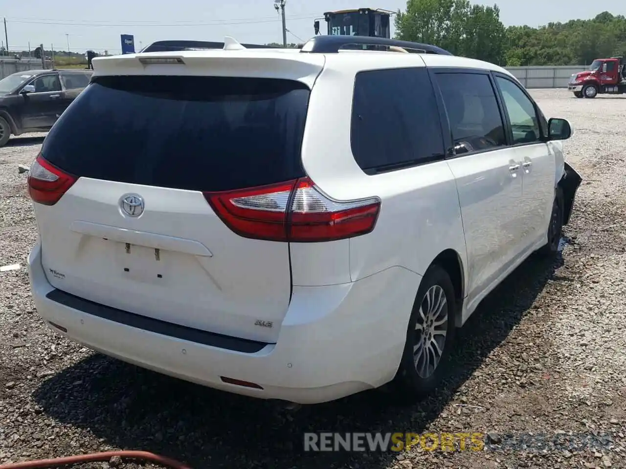 4 Photograph of a damaged car 5TDYZ3DC9KS970010 TOYOTA SIENNA 2019