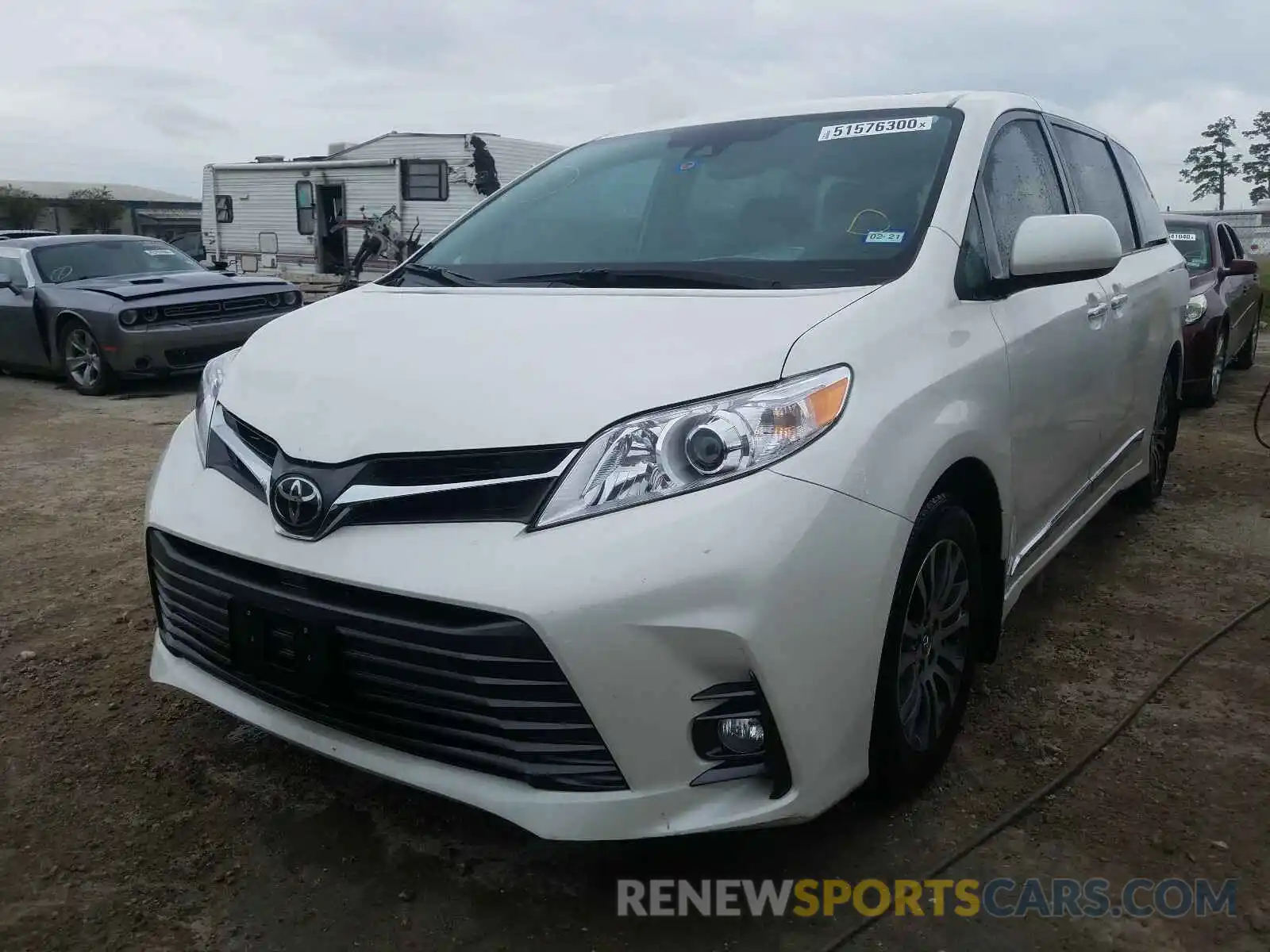 2 Photograph of a damaged car 5TDYZ3DC9KS980942 TOYOTA SIENNA 2019