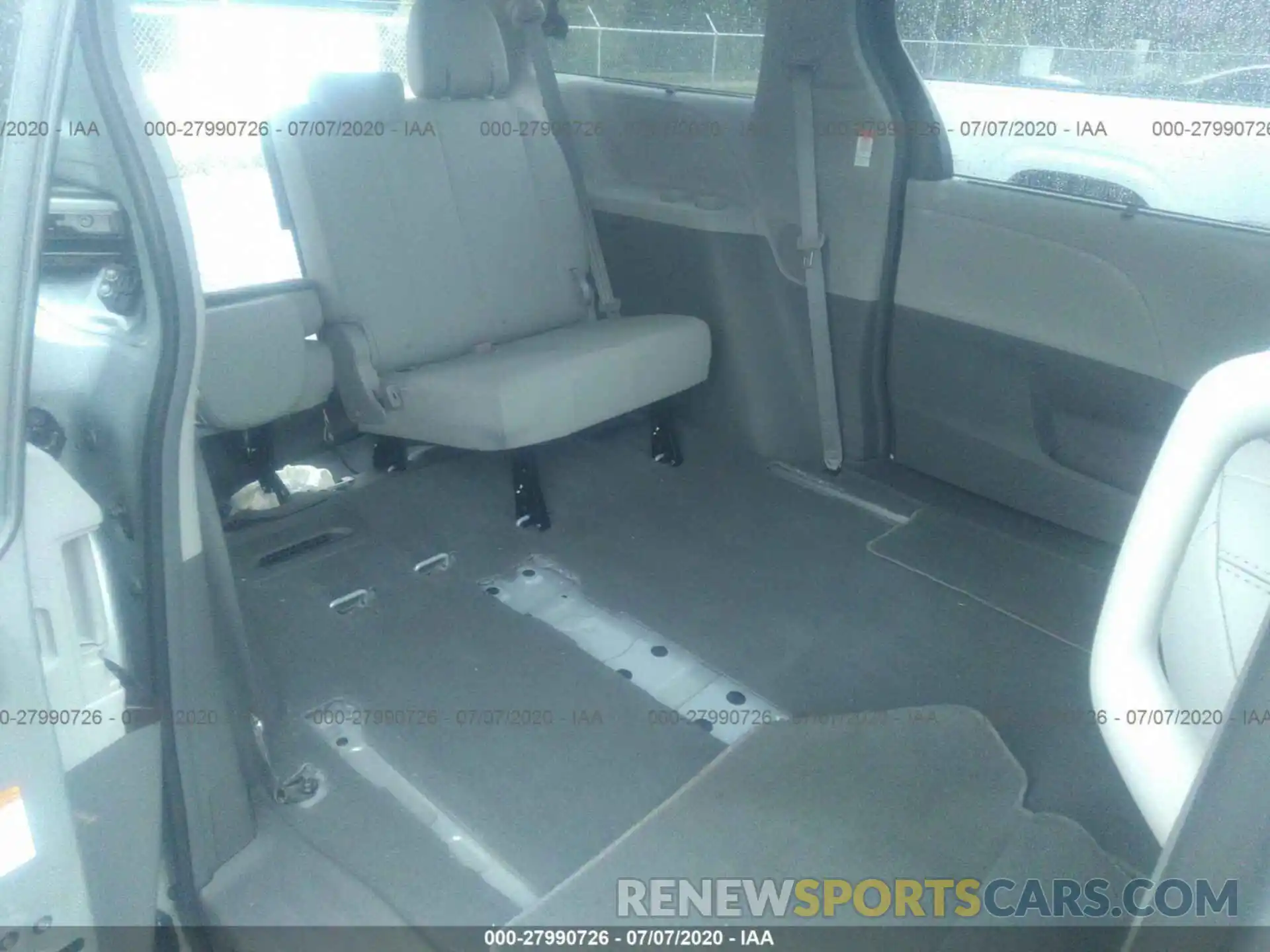 8 Photograph of a damaged car 5TDYZ3DC9KS982951 TOYOTA SIENNA 2019