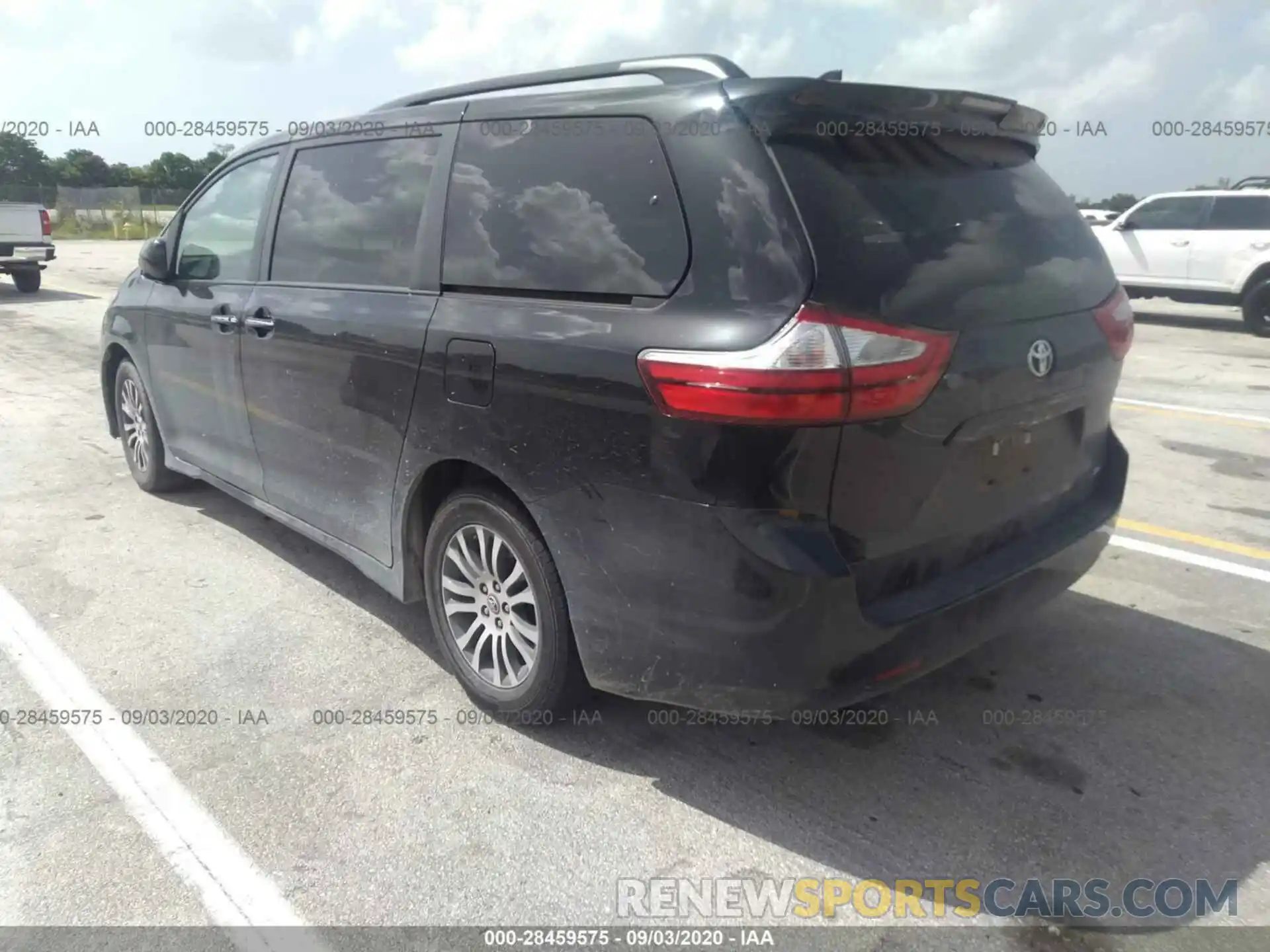 3 Photograph of a damaged car 5TDYZ3DC9KS983601 TOYOTA SIENNA 2019