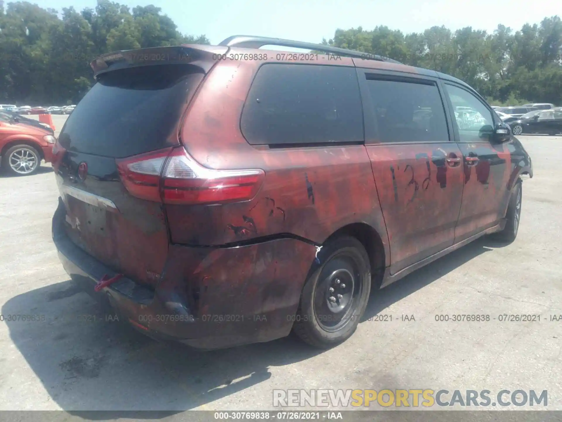 4 Photograph of a damaged car 5TDYZ3DC9KS985526 TOYOTA SIENNA 2019