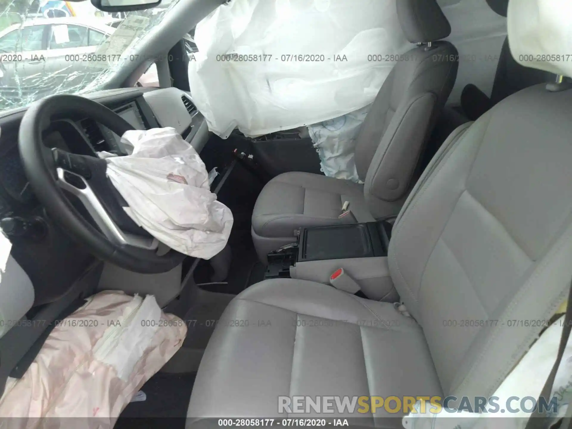 5 Photograph of a damaged car 5TDYZ3DC9KS985946 TOYOTA SIENNA 2019