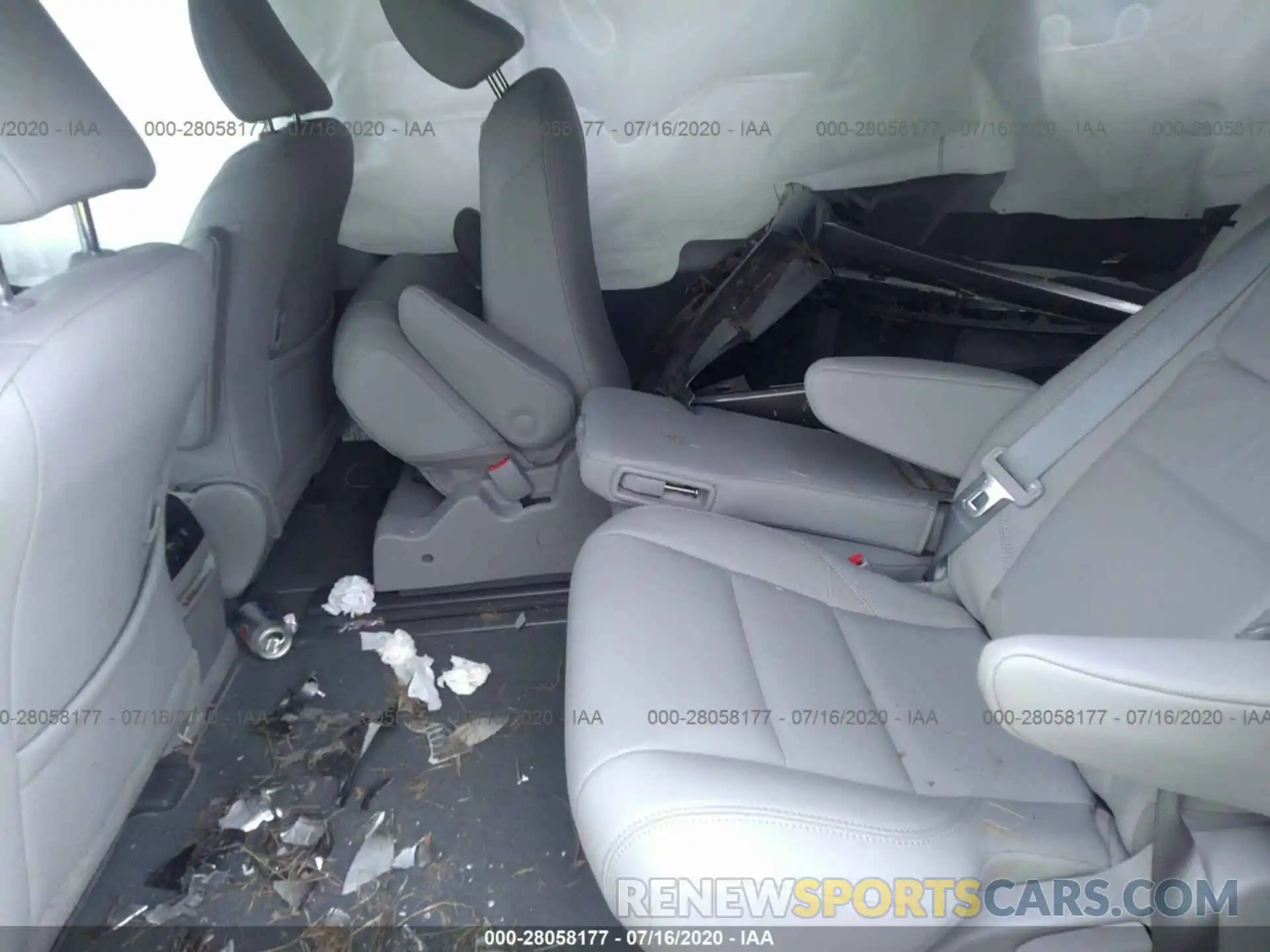 8 Photograph of a damaged car 5TDYZ3DC9KS985946 TOYOTA SIENNA 2019