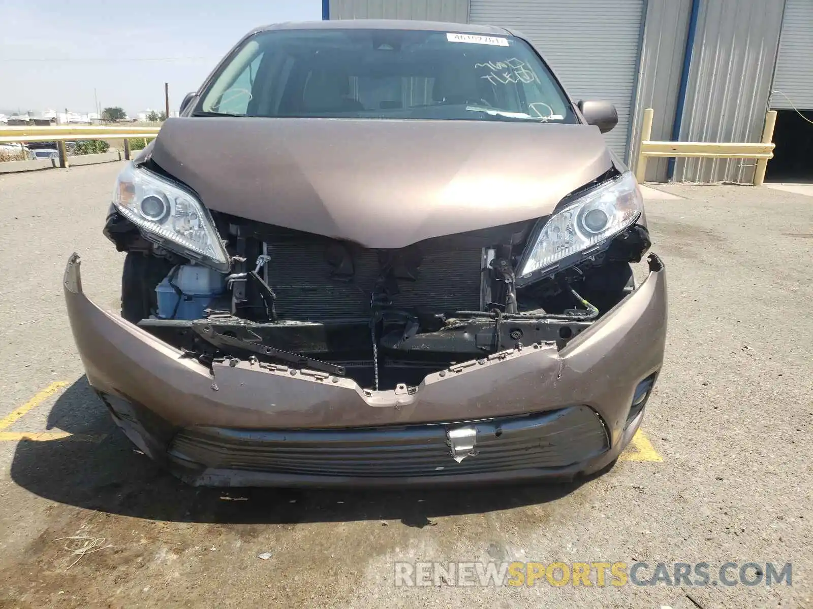 10 Photograph of a damaged car 5TDYZ3DC9KS994808 TOYOTA SIENNA 2019