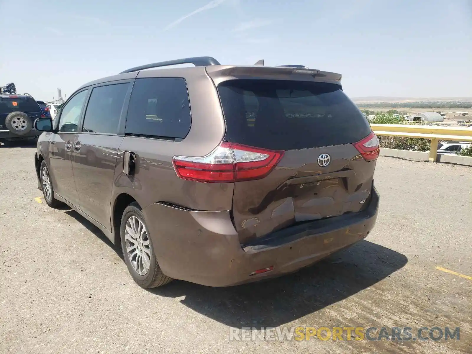 3 Photograph of a damaged car 5TDYZ3DC9KS994808 TOYOTA SIENNA 2019