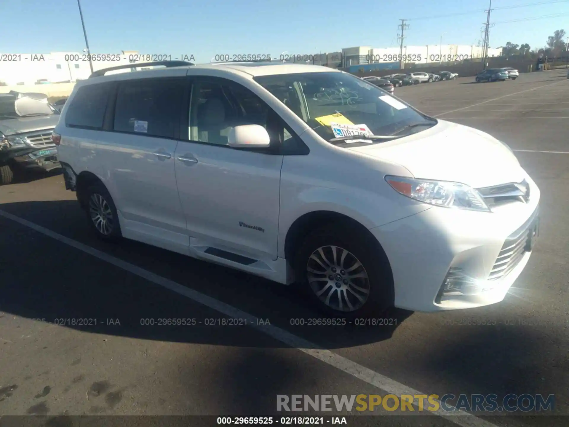 1 Фотография поврежденного автомобиля 5TDYZ3DC9KS996879 TOYOTA SIENNA 2019