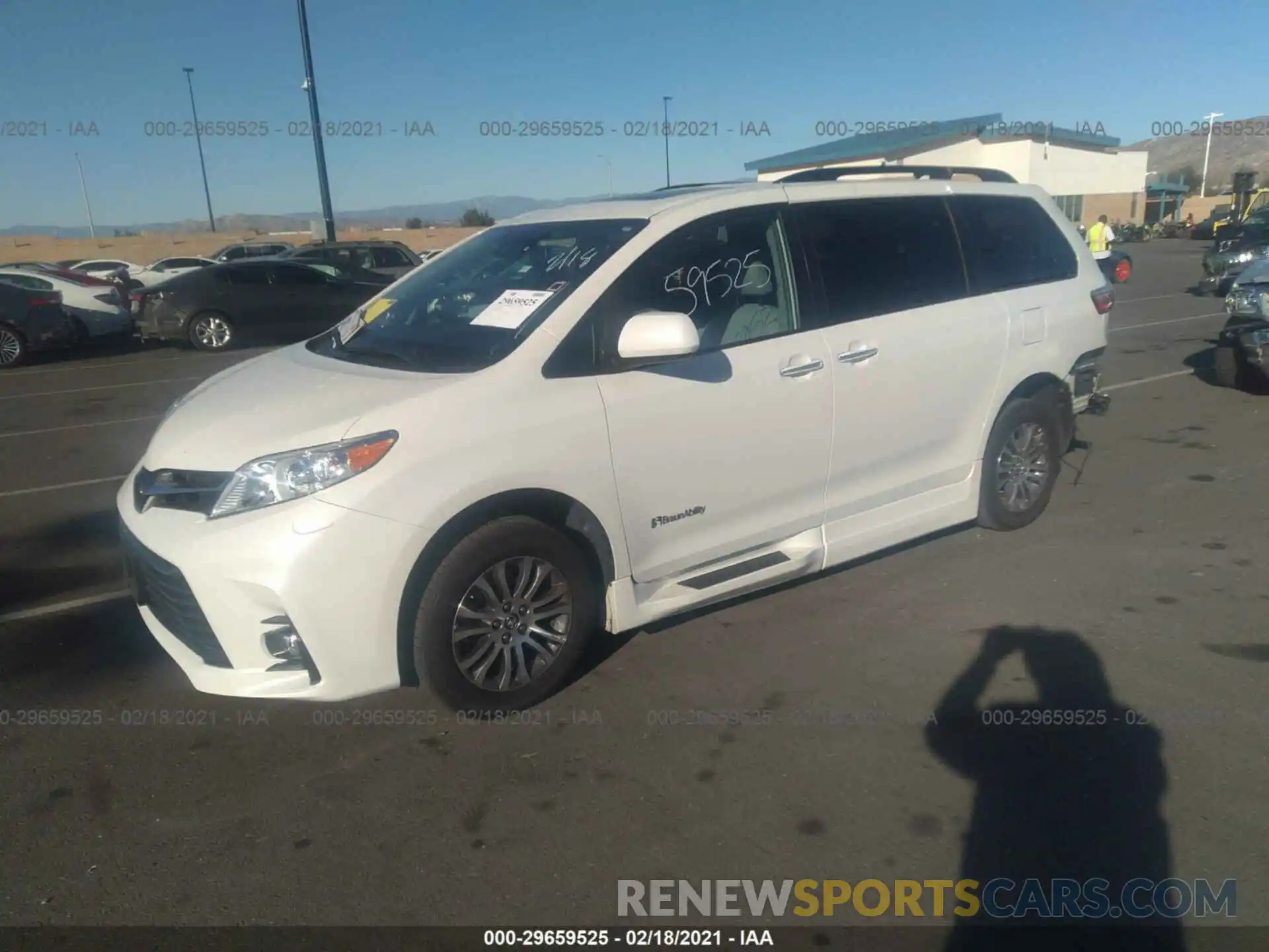 2 Фотография поврежденного автомобиля 5TDYZ3DC9KS996879 TOYOTA SIENNA 2019