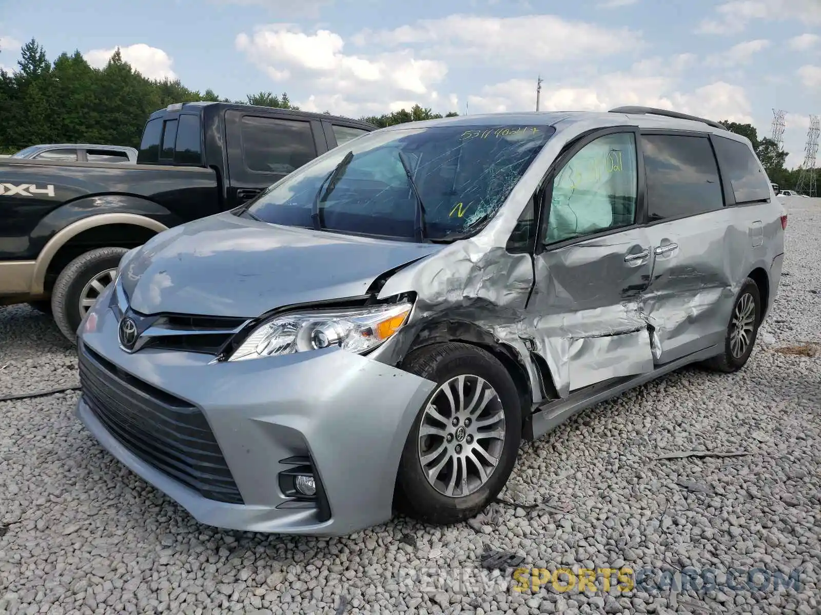 2 Photograph of a damaged car 5TDYZ3DC9KS998258 TOYOTA SIENNA 2019