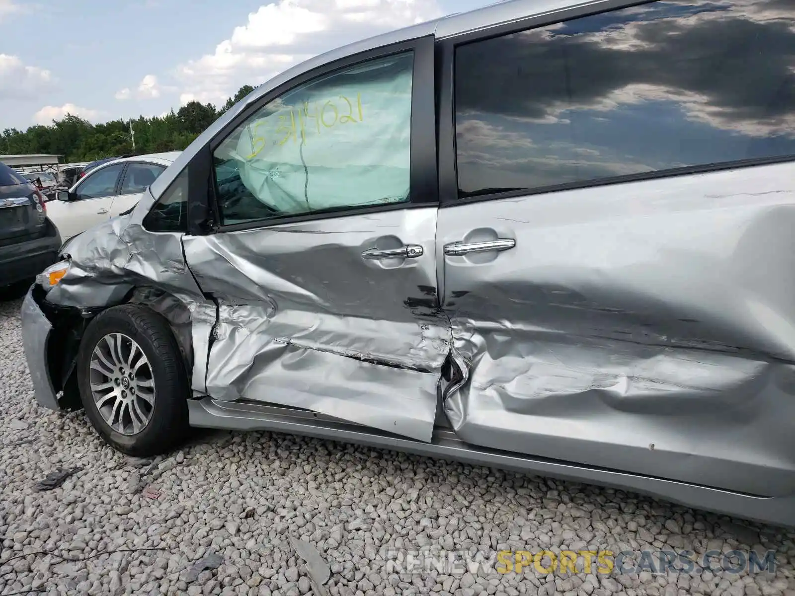 9 Photograph of a damaged car 5TDYZ3DC9KS998258 TOYOTA SIENNA 2019