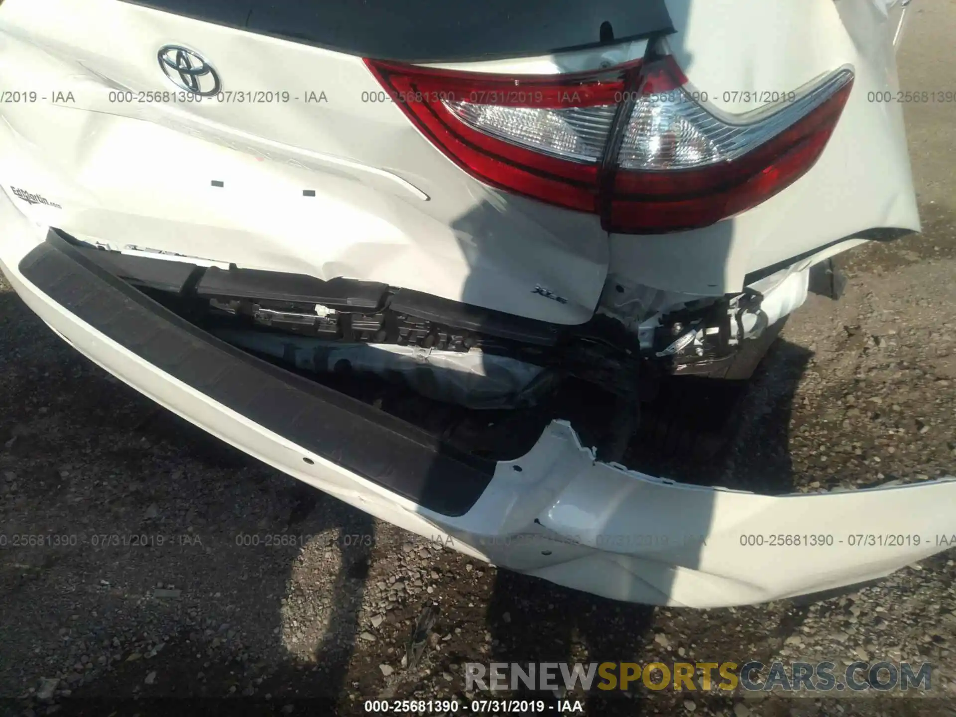 6 Photograph of a damaged car 5TDYZ3DCXKS005298 TOYOTA SIENNA 2019