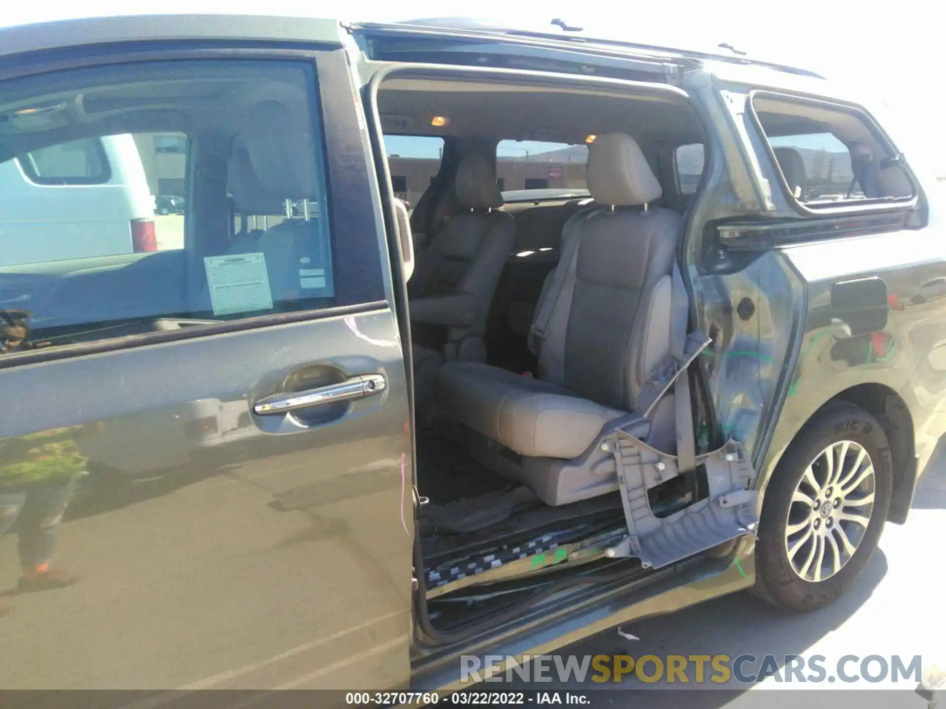 6 Photograph of a damaged car 5TDYZ3DCXKS018763 TOYOTA SIENNA 2019