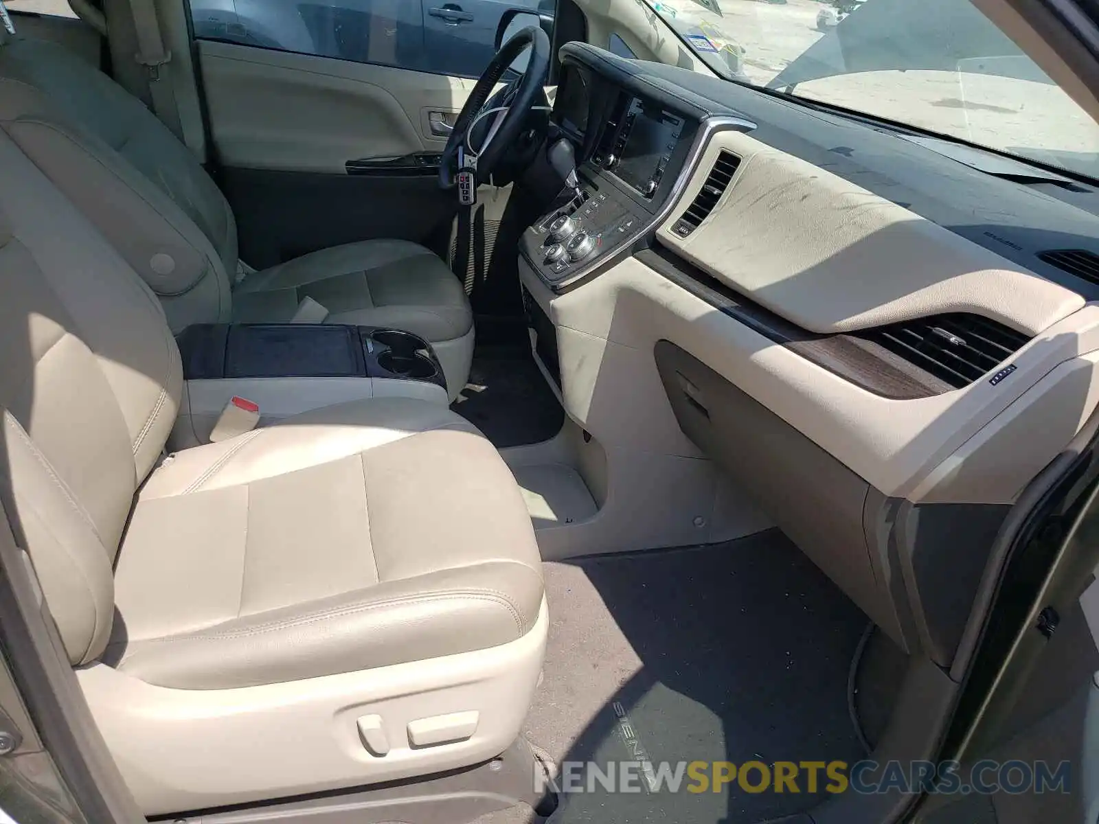 5 Photograph of a damaged car 5TDYZ3DCXKS966628 TOYOTA SIENNA 2019