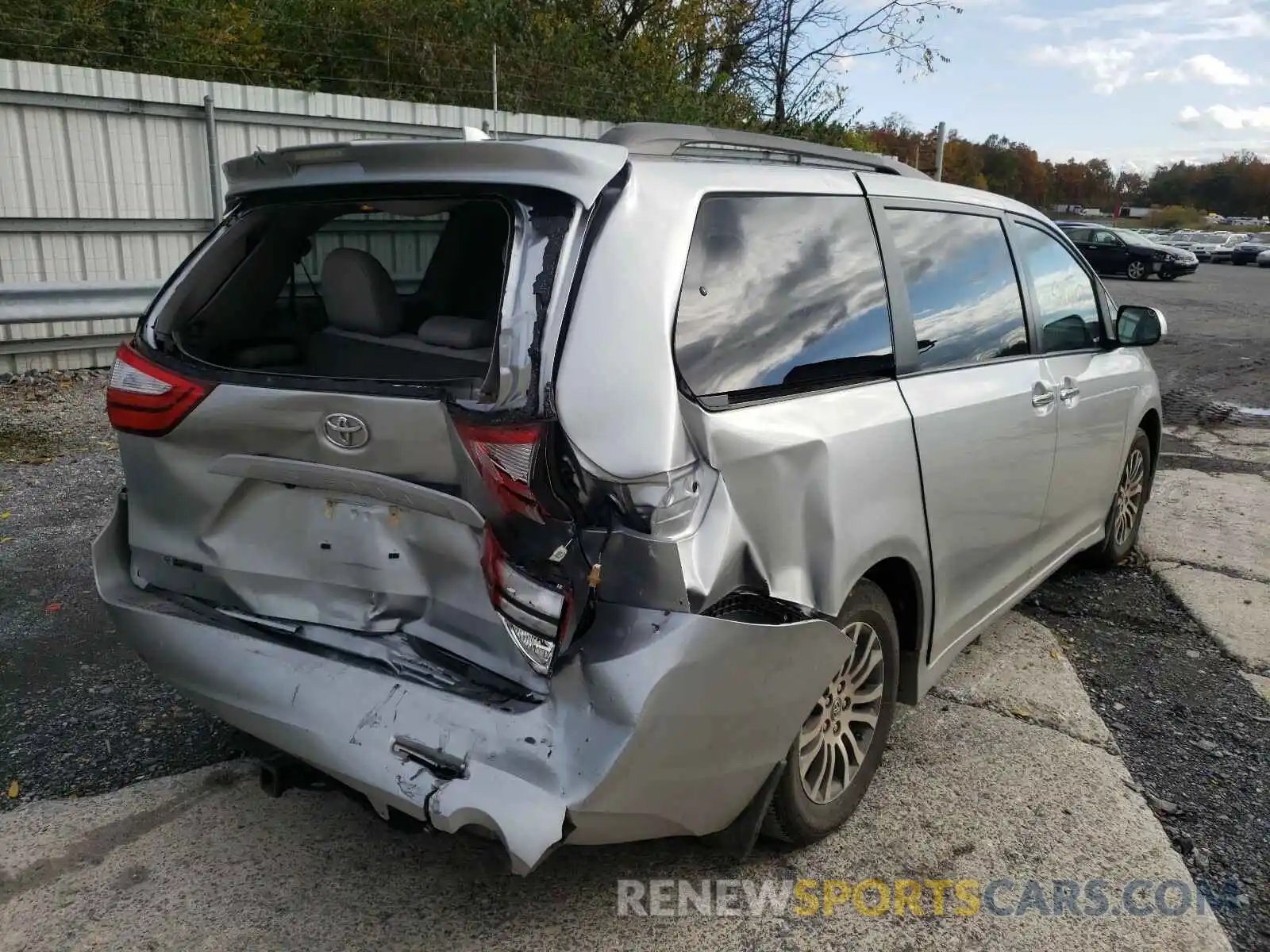 4 Photograph of a damaged car 5TDYZ3DCXKS967875 TOYOTA SIENNA 2019