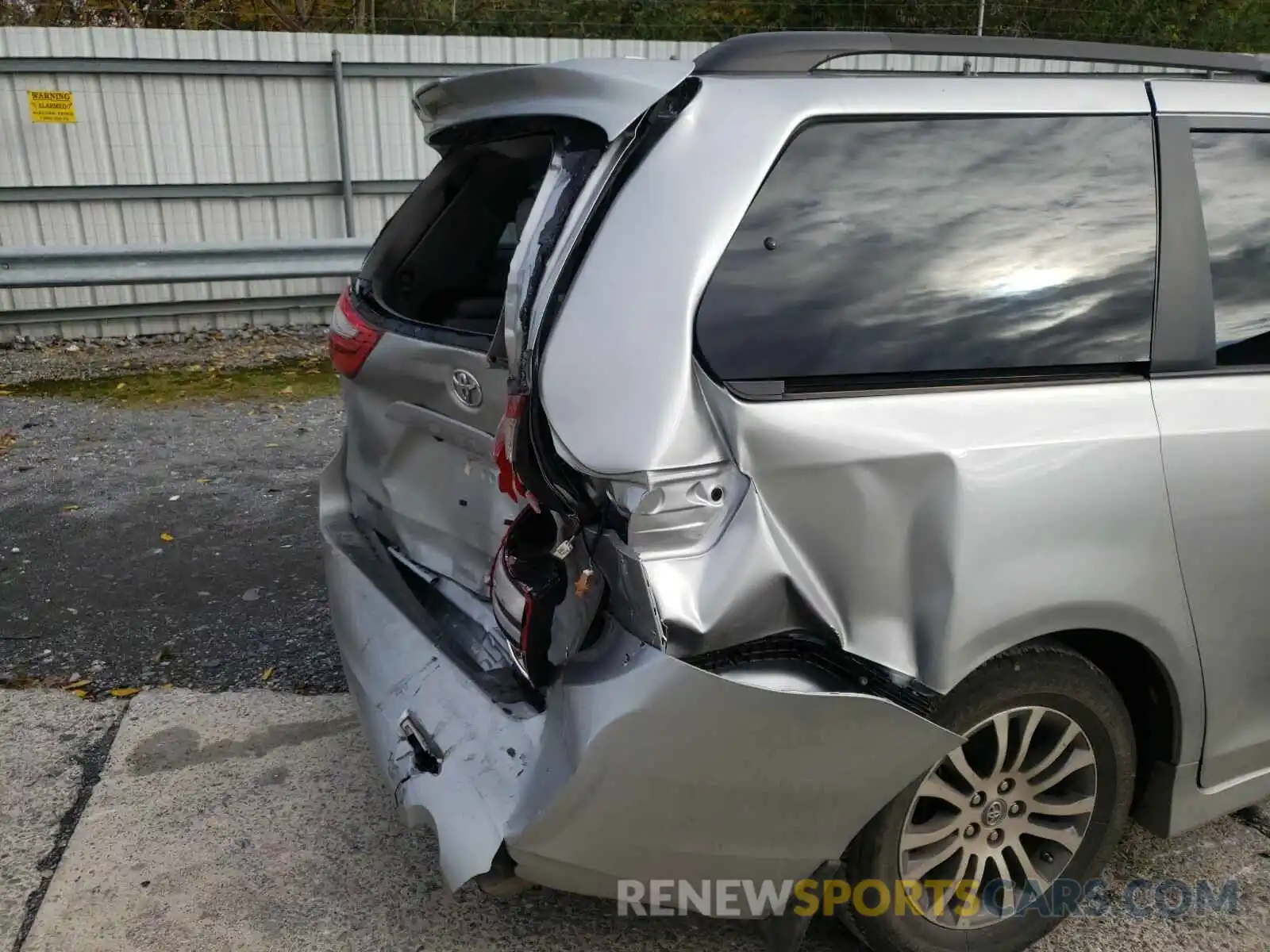 9 Photograph of a damaged car 5TDYZ3DCXKS967875 TOYOTA SIENNA 2019