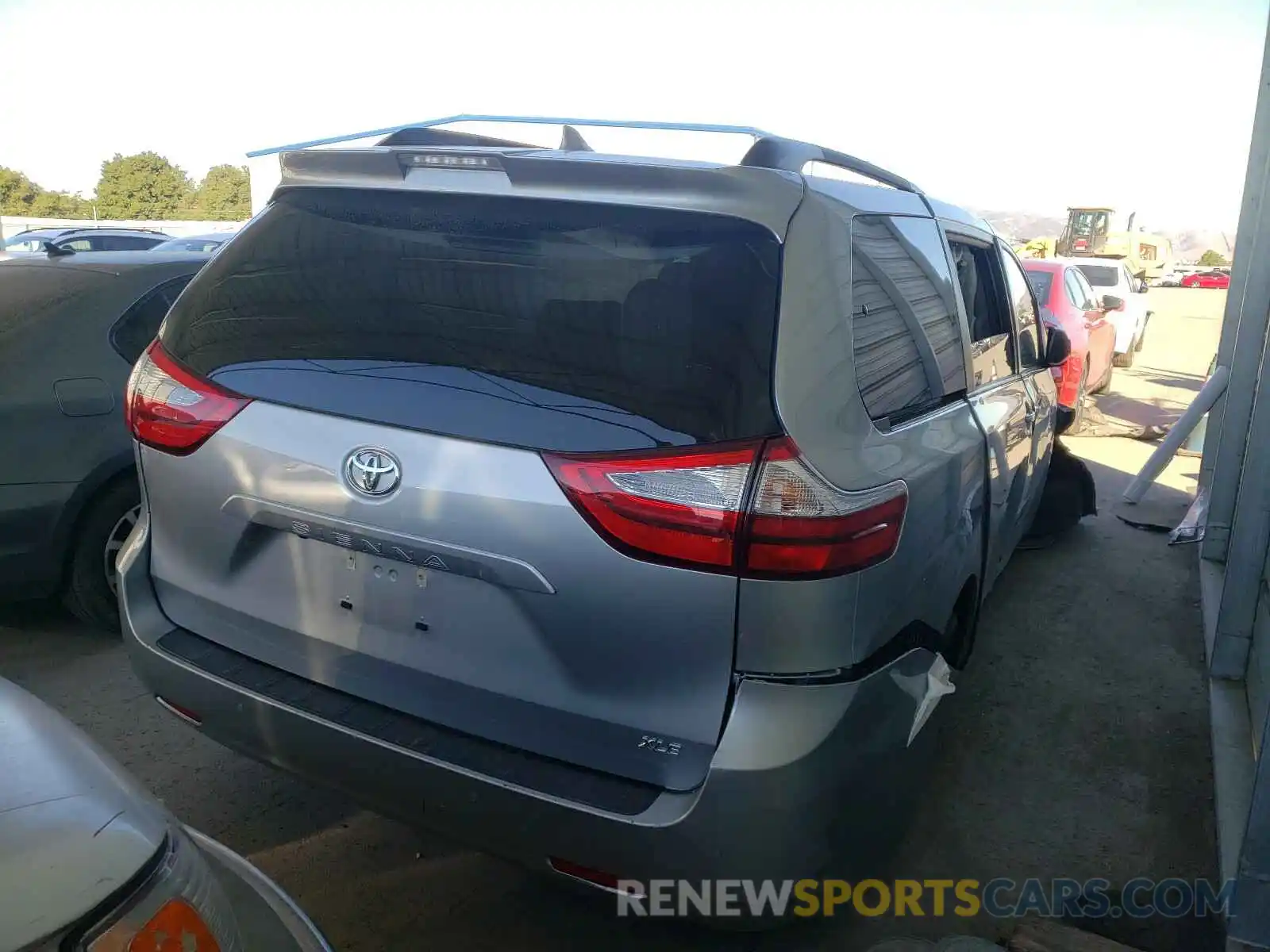 4 Photograph of a damaged car 5TDYZ3DCXKS978309 TOYOTA SIENNA 2019