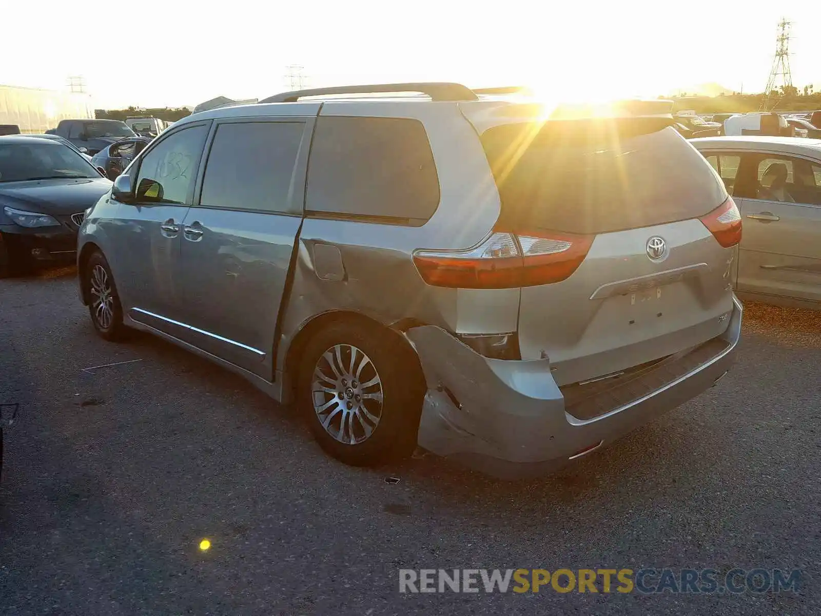 3 Photograph of a damaged car 5TDYZ3DCXKS979704 TOYOTA SIENNA 2019