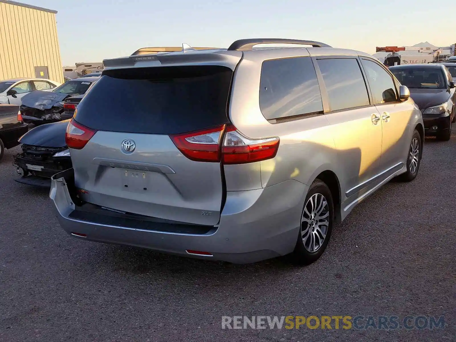 4 Фотография поврежденного автомобиля 5TDYZ3DCXKS979704 TOYOTA SIENNA 2019