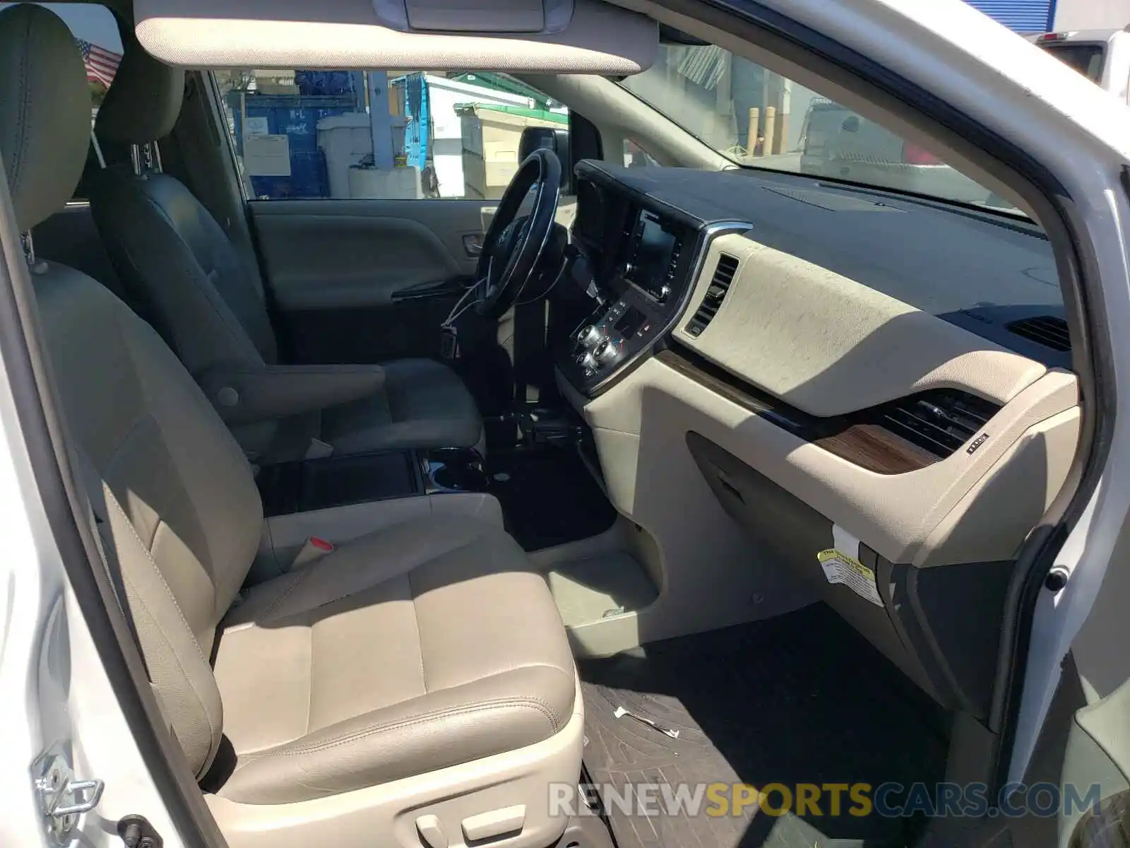 5 Photograph of a damaged car 5TDYZ3DCXKS981758 TOYOTA SIENNA 2019