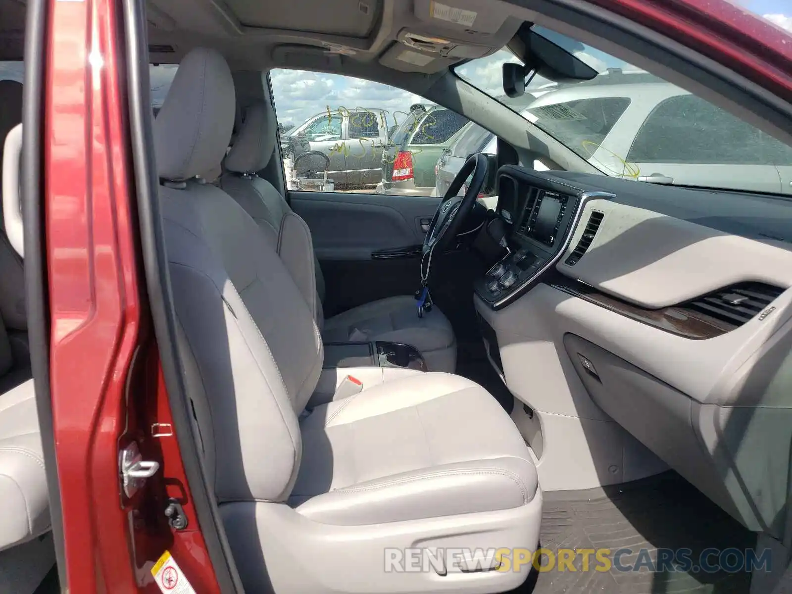 5 Photograph of a damaged car 5TDYZ3DCXKS999080 TOYOTA SIENNA 2019