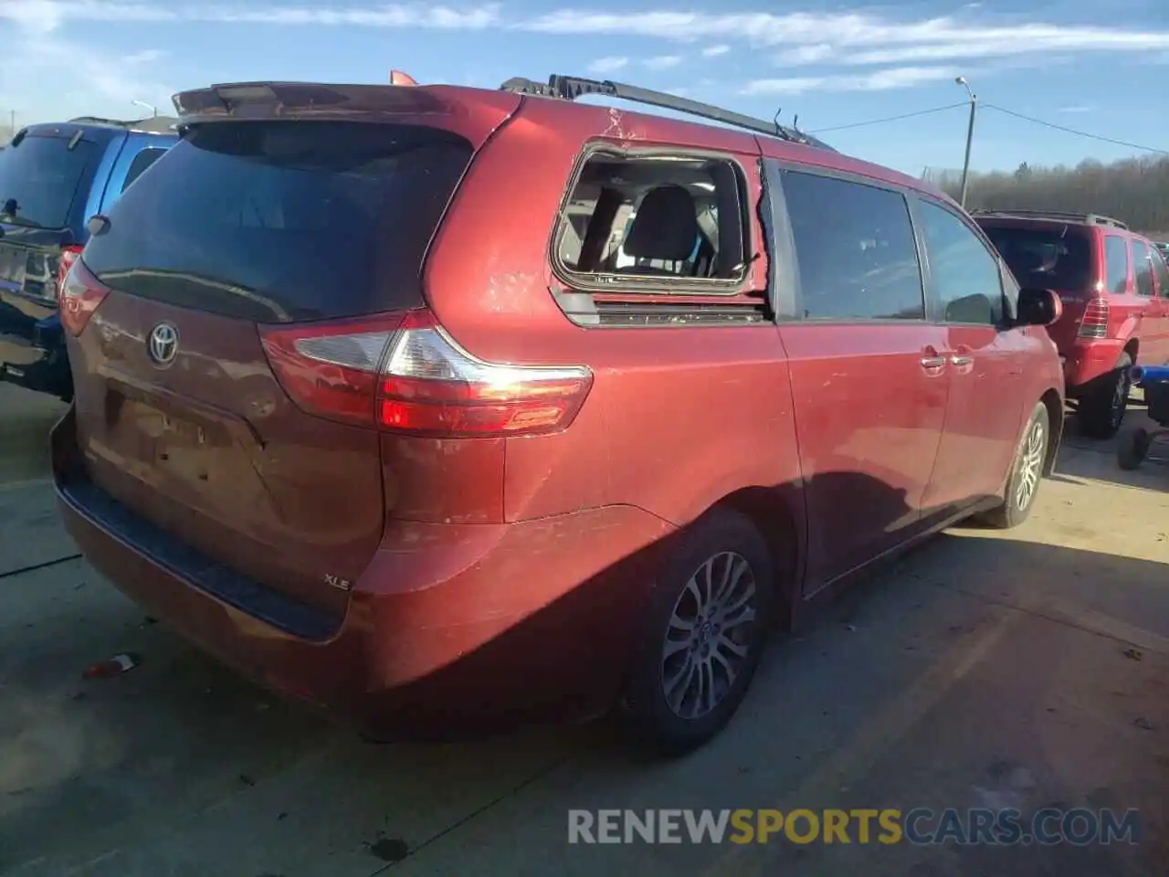 4 Photograph of a damaged car 5TDYZ3DCXKS999676 TOYOTA SIENNA 2019