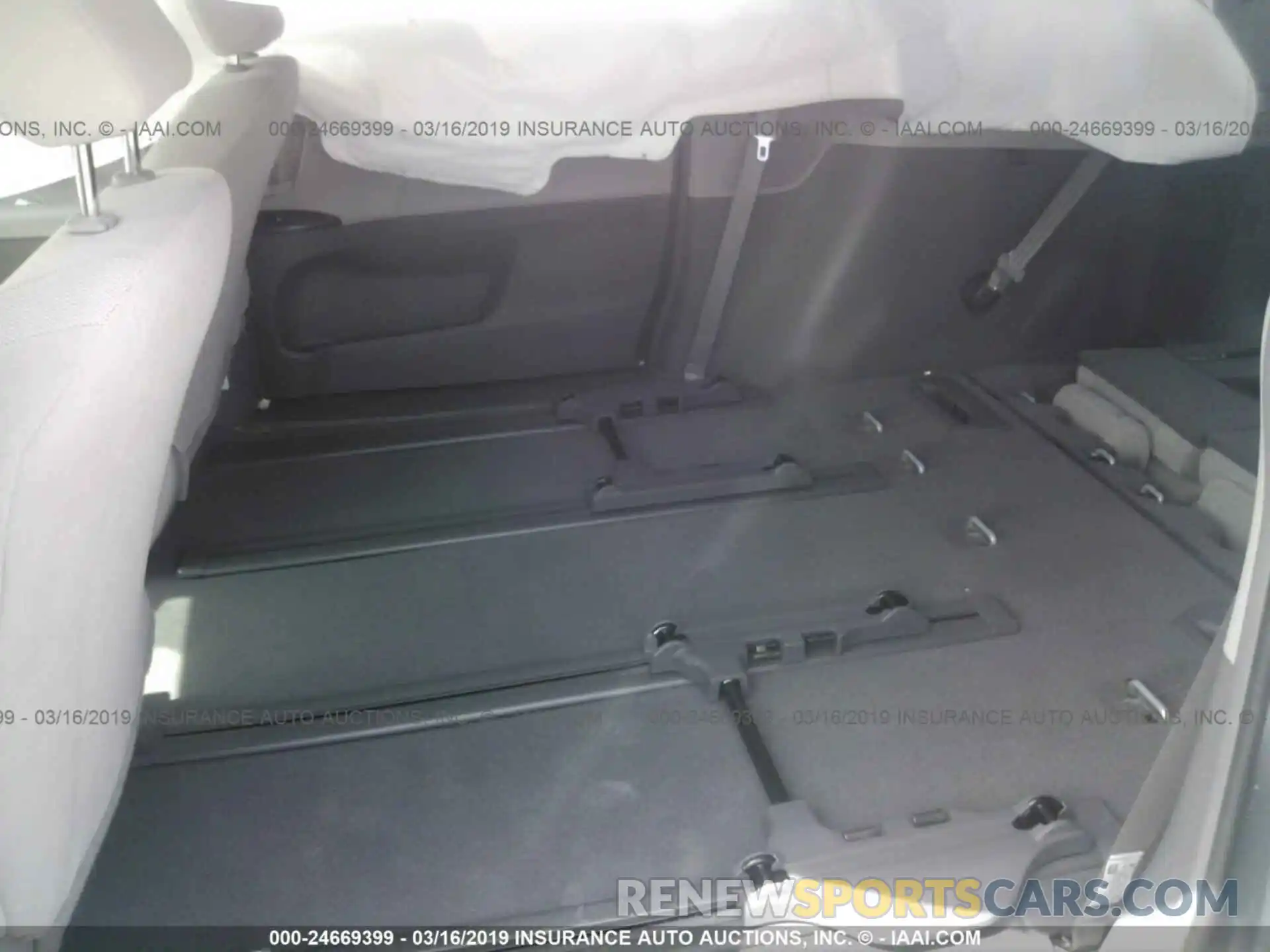 8 Photograph of a damaged car 5TDZZ3DC0KS002043 TOYOTA SIENNA 2019