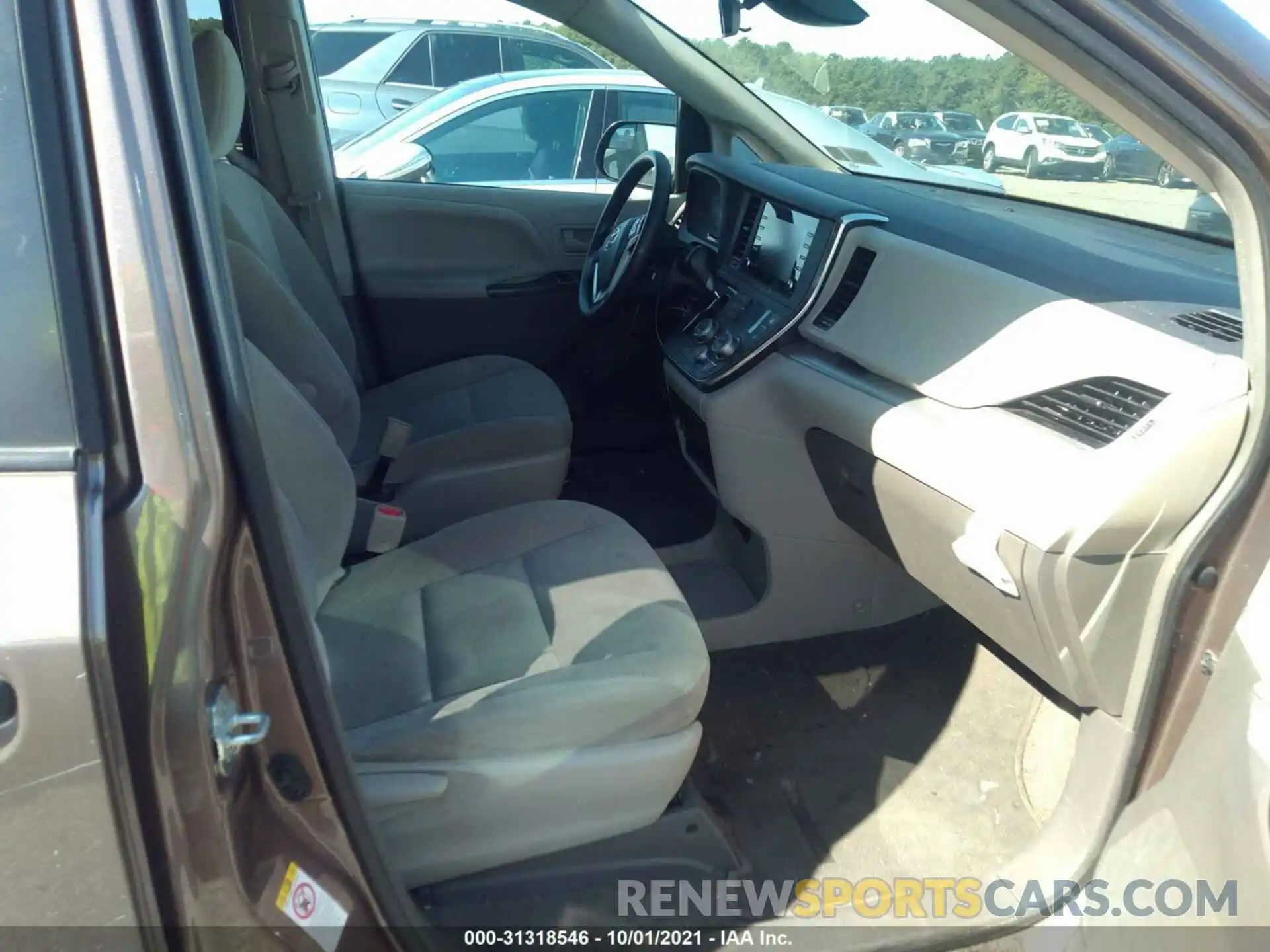 5 Photograph of a damaged car 5TDZZ3DC0KS018341 TOYOTA SIENNA 2019