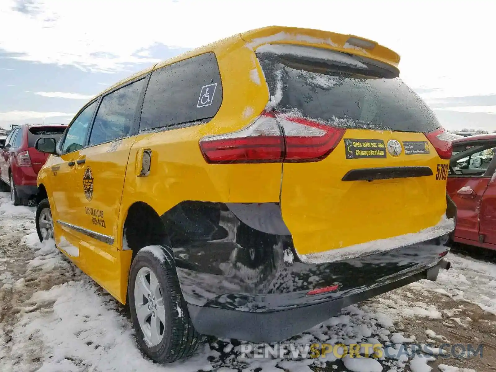 3 Photograph of a damaged car 5TDZZ3DC0KS020042 TOYOTA SIENNA 2019