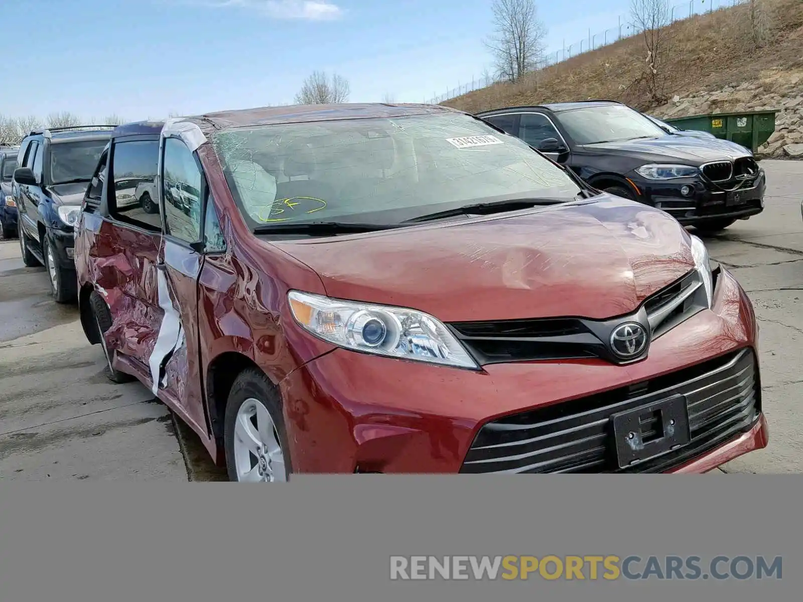 1 Photograph of a damaged car 5TDZZ3DC0KS967596 TOYOTA SIENNA 2019