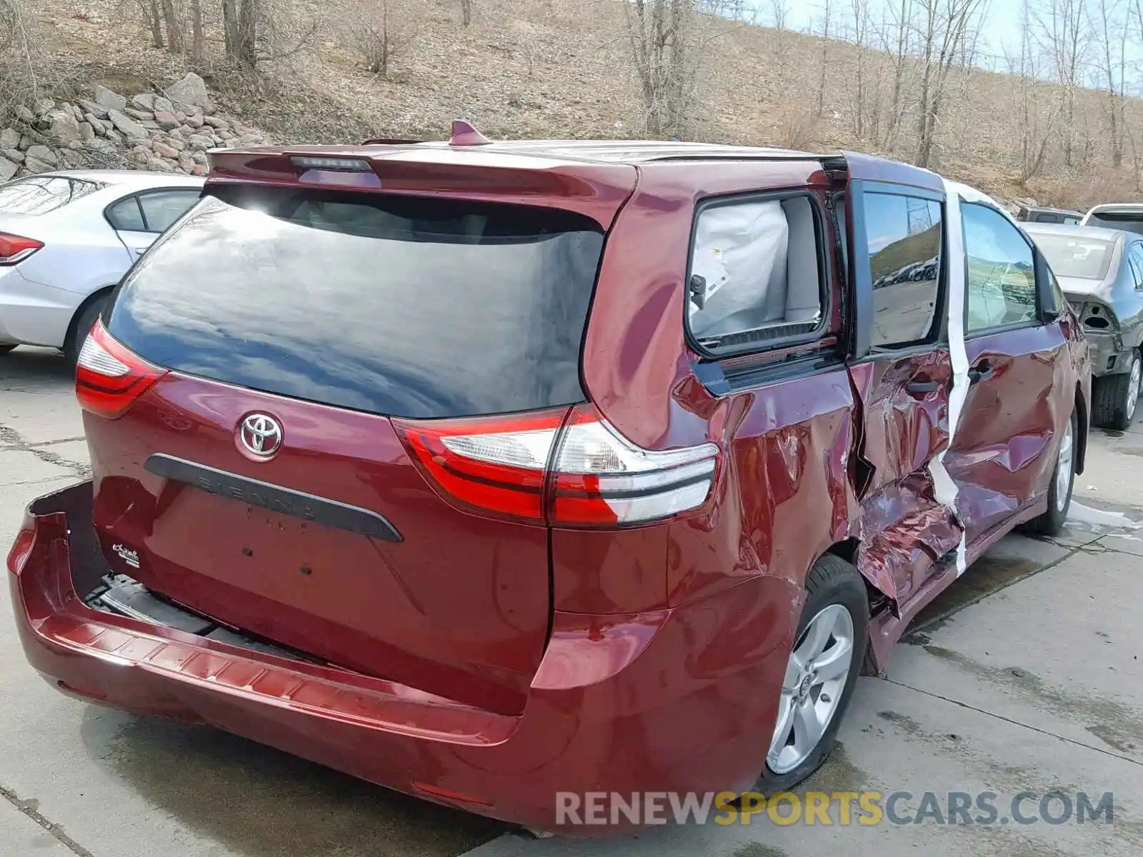 4 Фотография поврежденного автомобиля 5TDZZ3DC0KS967596 TOYOTA SIENNA 2019