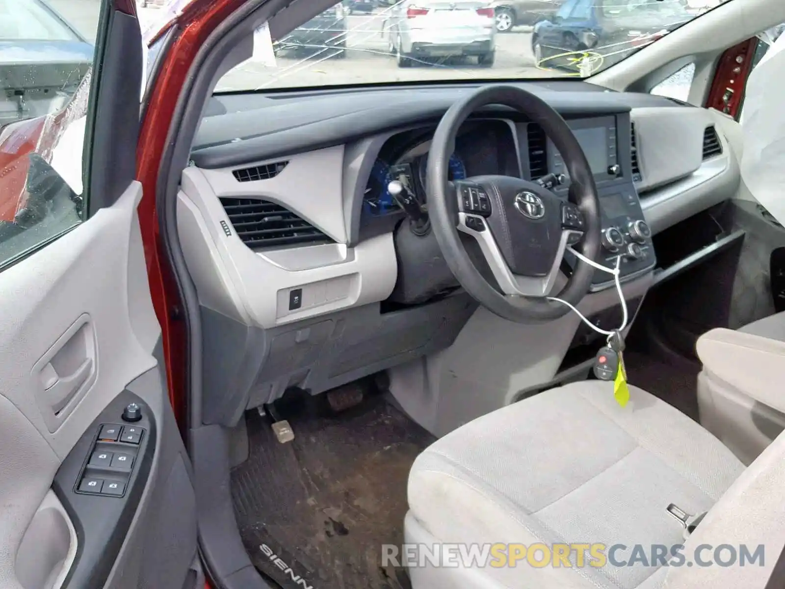 9 Photograph of a damaged car 5TDZZ3DC0KS967596 TOYOTA SIENNA 2019