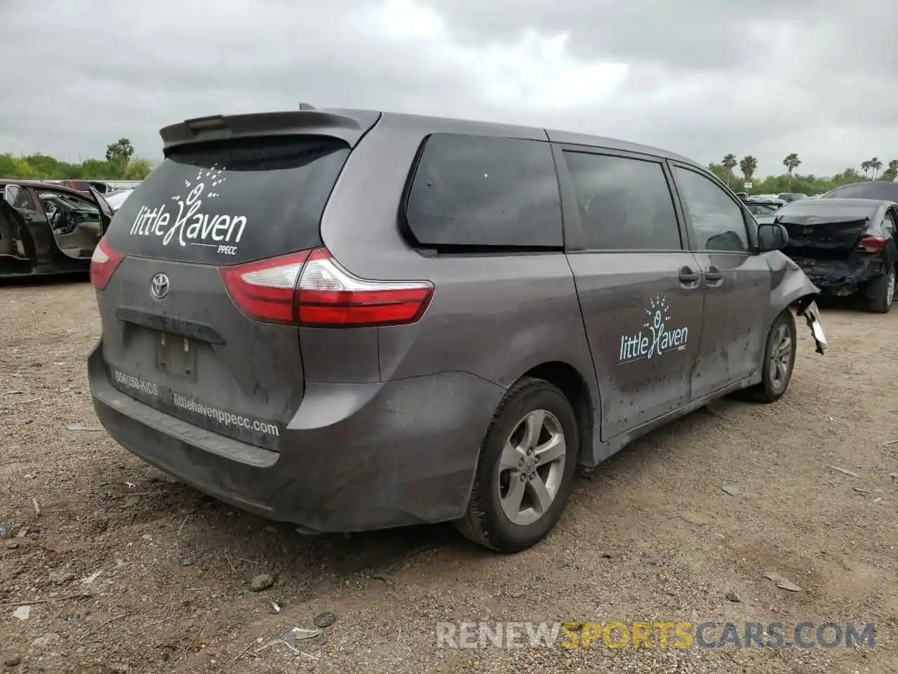 4 Photograph of a damaged car 5TDZZ3DC0KS991154 TOYOTA SIENNA 2019