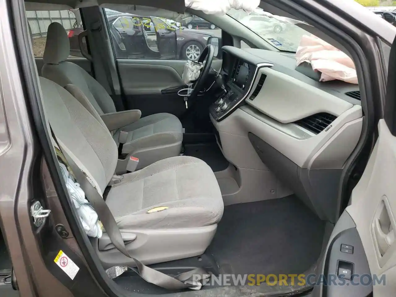 5 Photograph of a damaged car 5TDZZ3DC0KS991154 TOYOTA SIENNA 2019