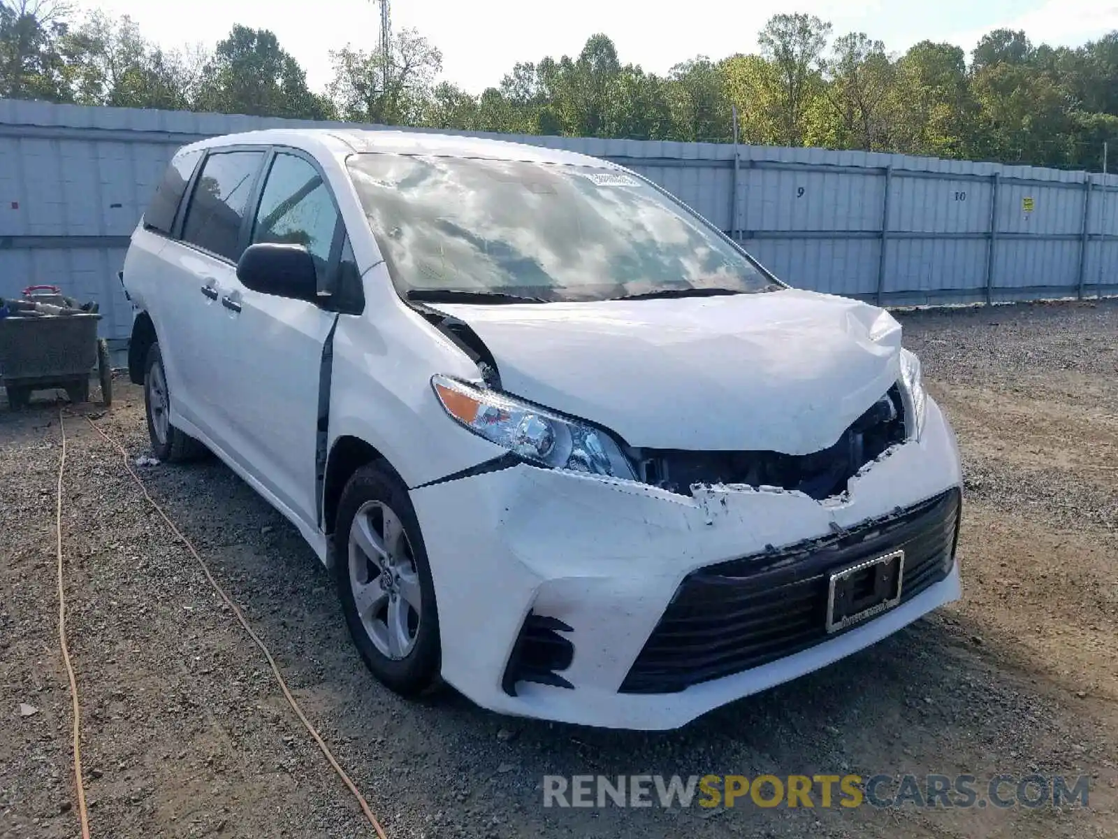 1 Photograph of a damaged car 5TDZZ3DC1KS981264 TOYOTA SIENNA 2019