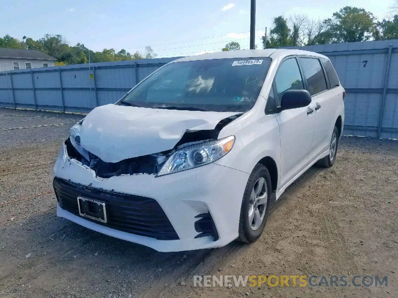 2 Photograph of a damaged car 5TDZZ3DC1KS981264 TOYOTA SIENNA 2019