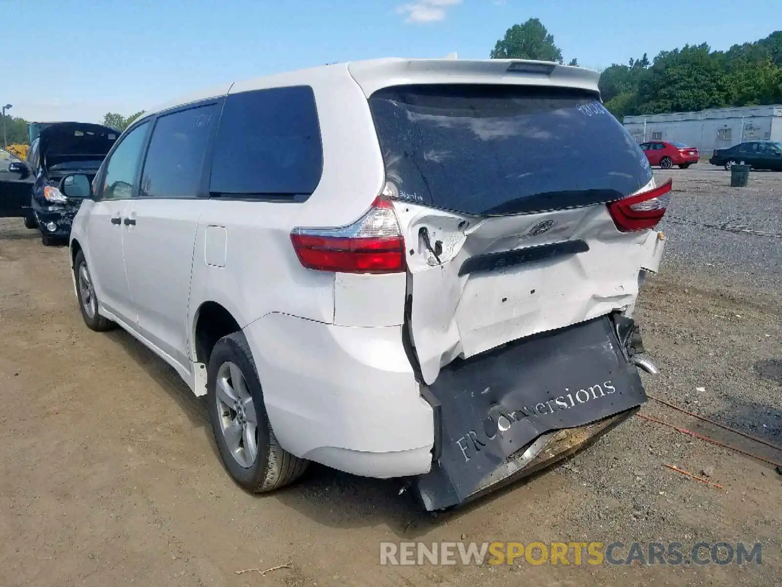 3 Photograph of a damaged car 5TDZZ3DC1KS981264 TOYOTA SIENNA 2019