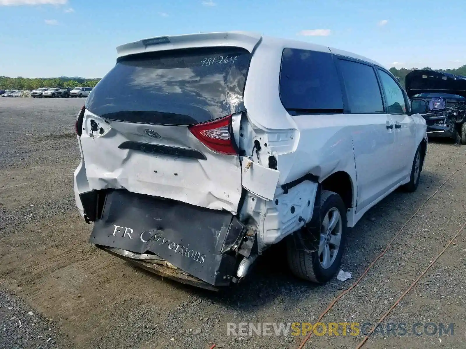 4 Photograph of a damaged car 5TDZZ3DC1KS981264 TOYOTA SIENNA 2019