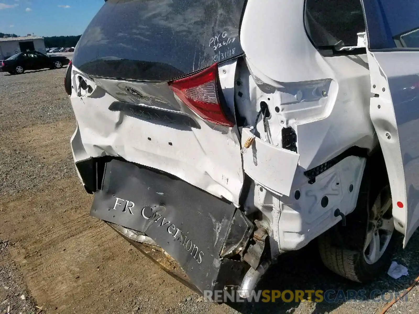 9 Photograph of a damaged car 5TDZZ3DC1KS981264 TOYOTA SIENNA 2019